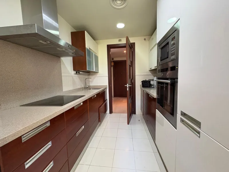 Luxury middle floor apartment, located in amazing residencial complex, within walking distance to all services and the marina of Puerto Banus.