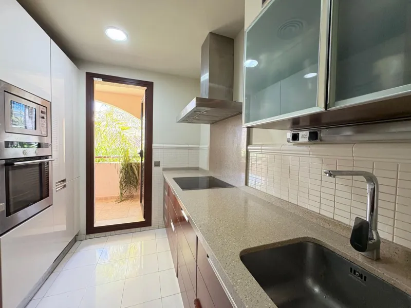 Luxury middle floor apartment, located in amazing residencial complex, within walking distance to all services and the marina of Puerto Banus.