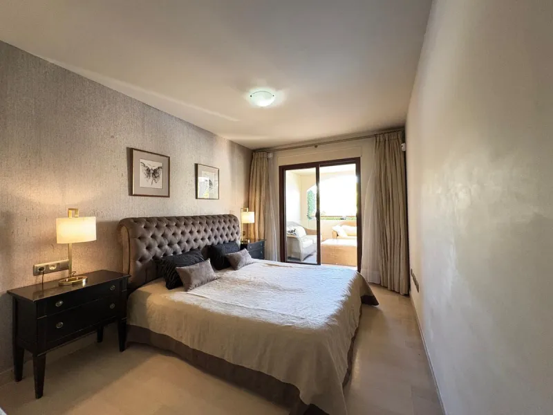 Luxury middle floor apartment, located in amazing residencial complex, within walking distance to all services and the marina of Puerto Banus.