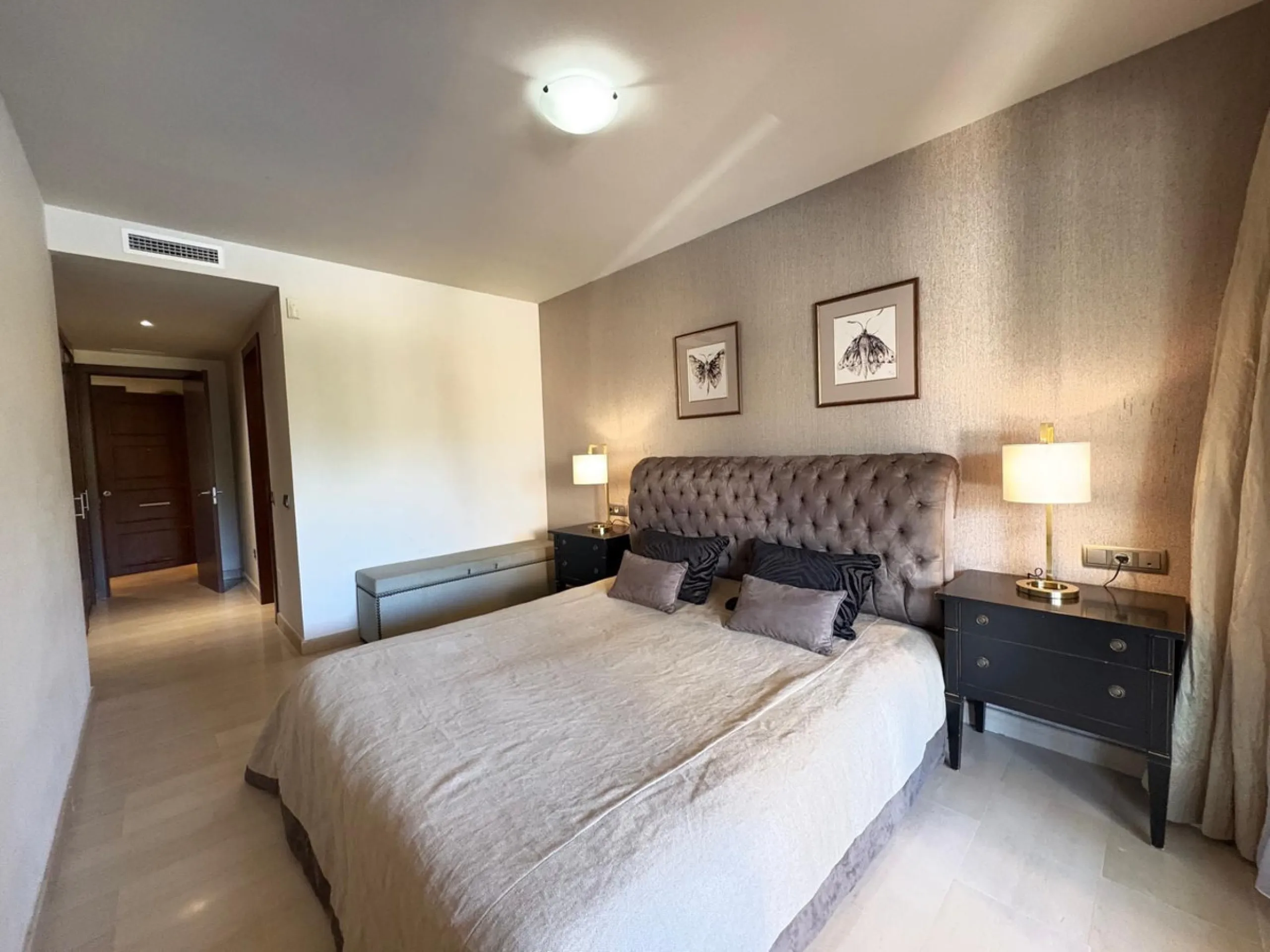 Luxury middle floor apartment, located in amazing residencial complex, within walking distance to all services and the marina of Puerto Banus.