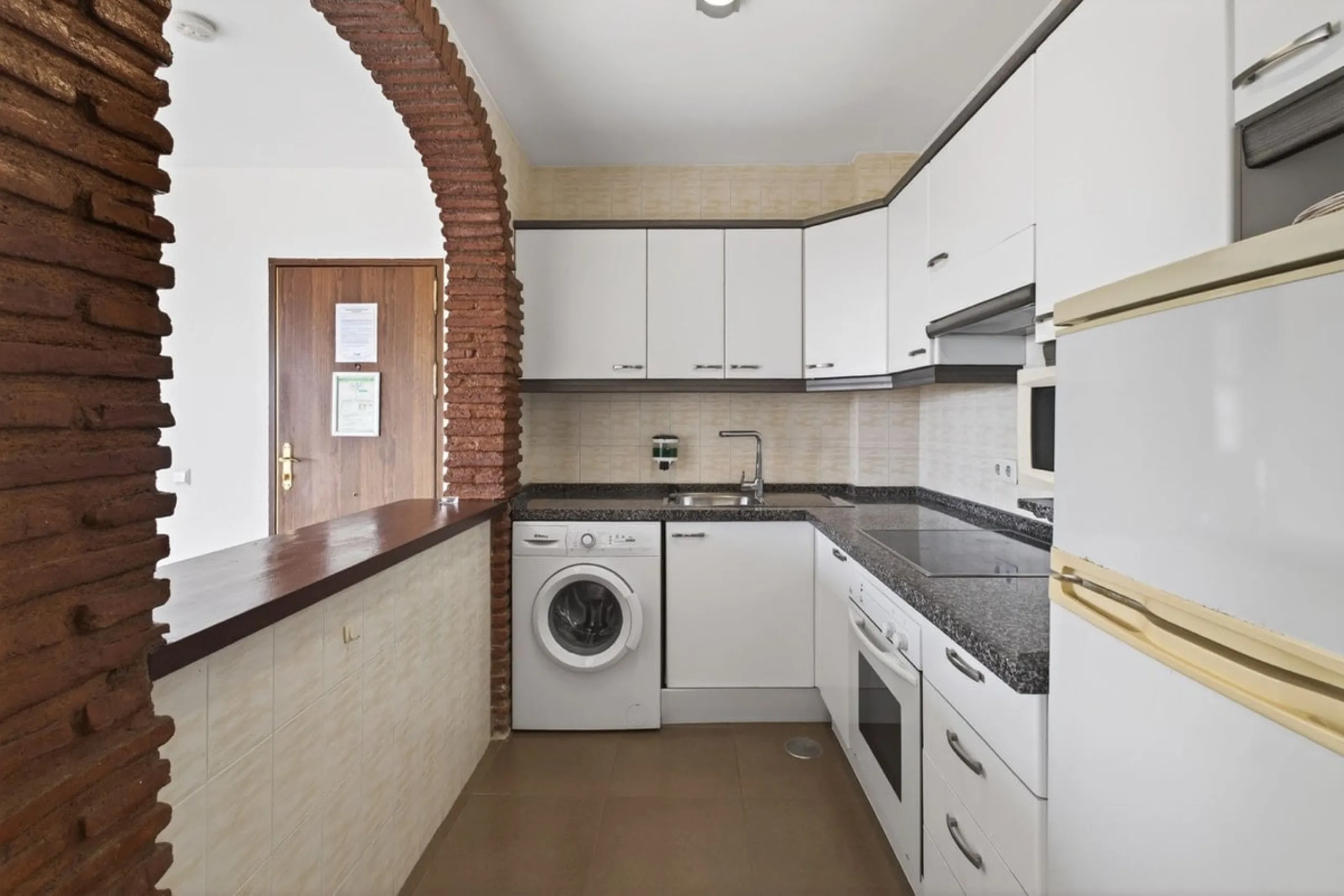 Welcome to this stunning 2-bedroom, 2-bathroom apartment in the heart of Calahonda! This prime example of modern living on the Costa del Sol offers a generous 93 sqm of living space, featuring two terraces with breathtaking views of the sea, garden, and c
