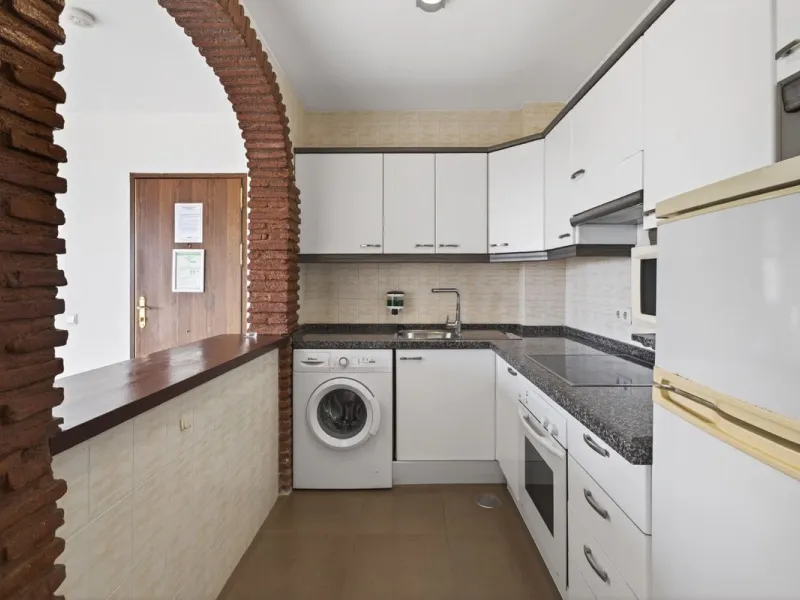 Welcome to this stunning 2-bedroom, 2-bathroom apartment in the heart of Calahonda! This prime example of modern living on the Costa del Sol offers a generous 93 sqm of living space, featuring two terraces with breathtaking views of the sea, garden, and c