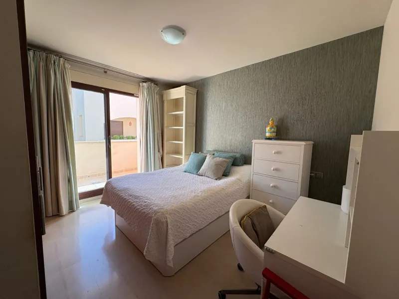Luxury middle floor apartment, located in amazing residencial complex, within walking distance to all services and the marina of Puerto Banus.