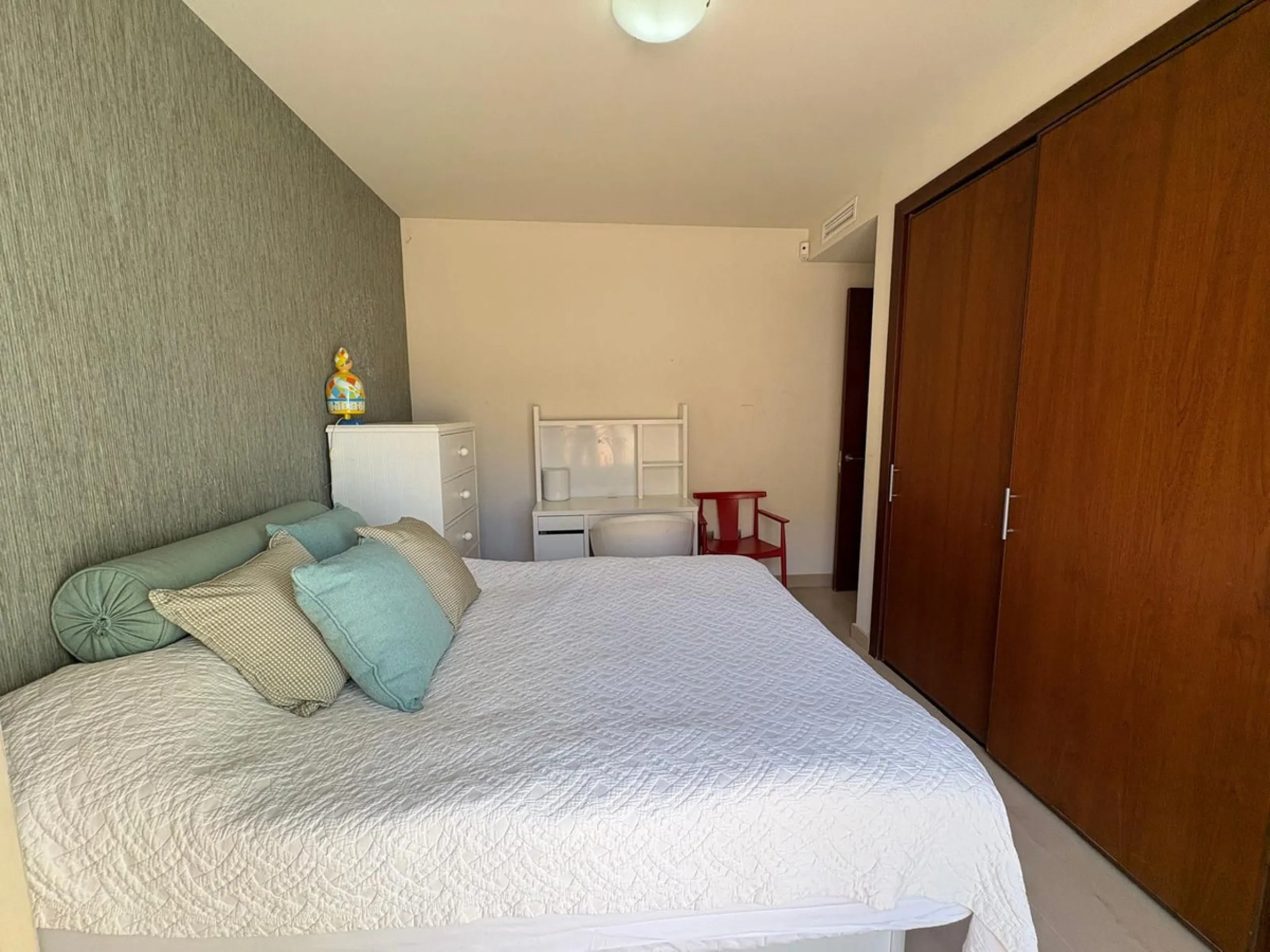 Luxury middle floor apartment, located in amazing residencial complex, within walking distance to all services and the marina of Puerto Banus.