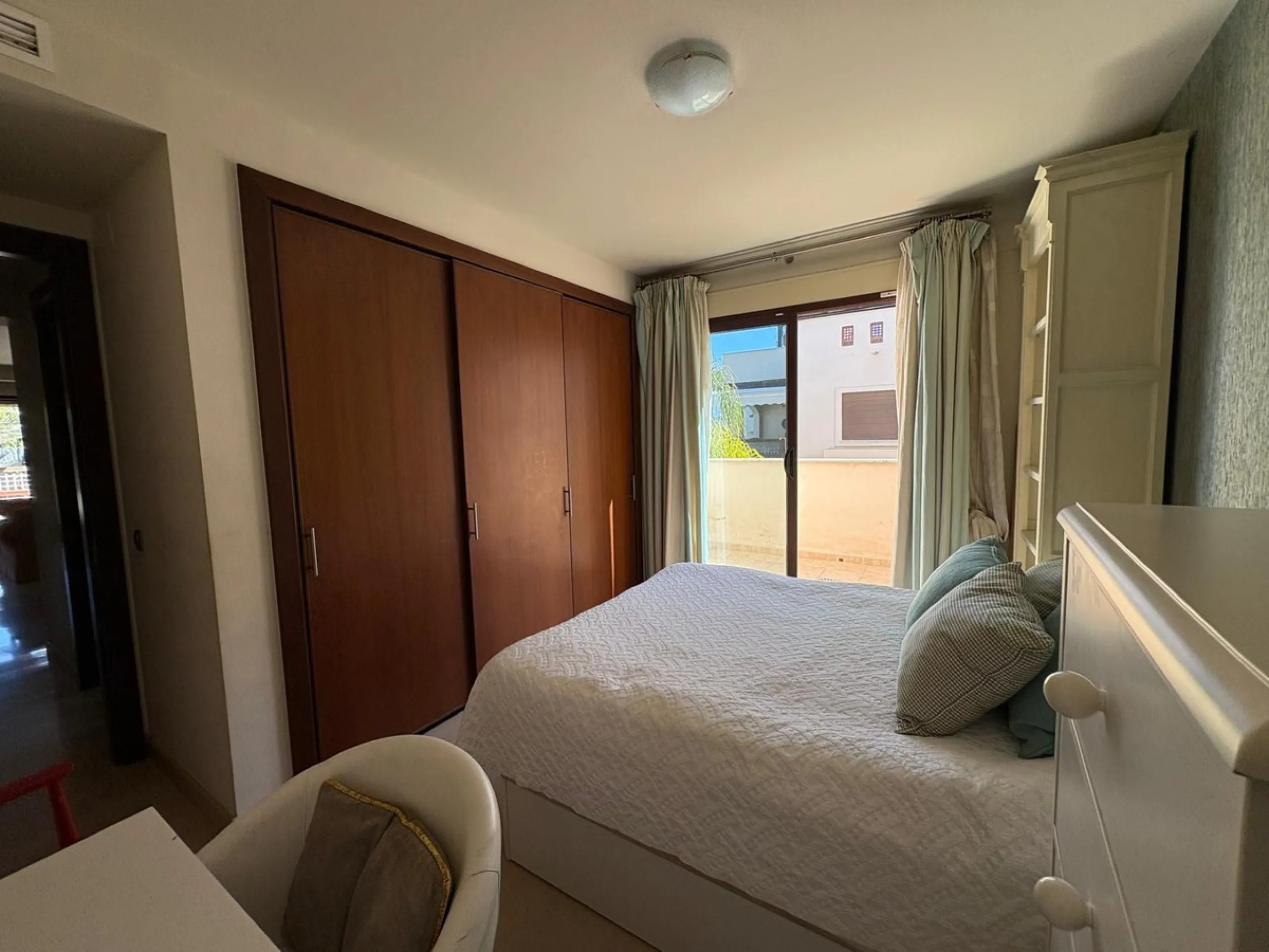 Luxury middle floor apartment, located in amazing residencial complex, within walking distance to all services and the marina of Puerto Banus.
