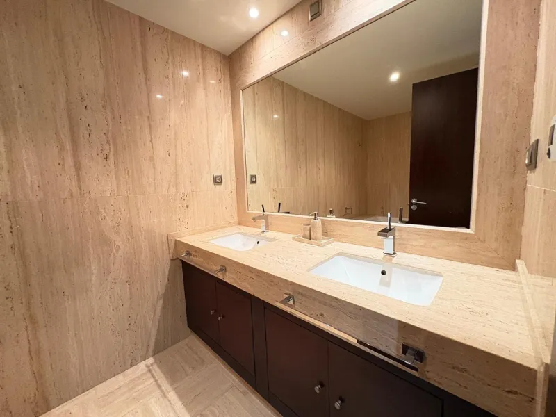 Luxury middle floor apartment, located in amazing residencial complex, within walking distance to all services and the marina of Puerto Banus.