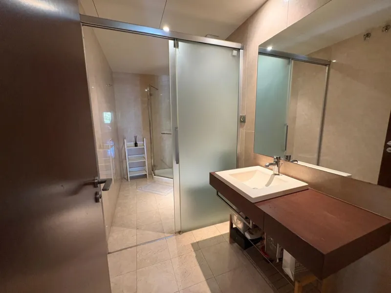 Luxury middle floor apartment, located in amazing residencial complex, within walking distance to all services and the marina of Puerto Banus.