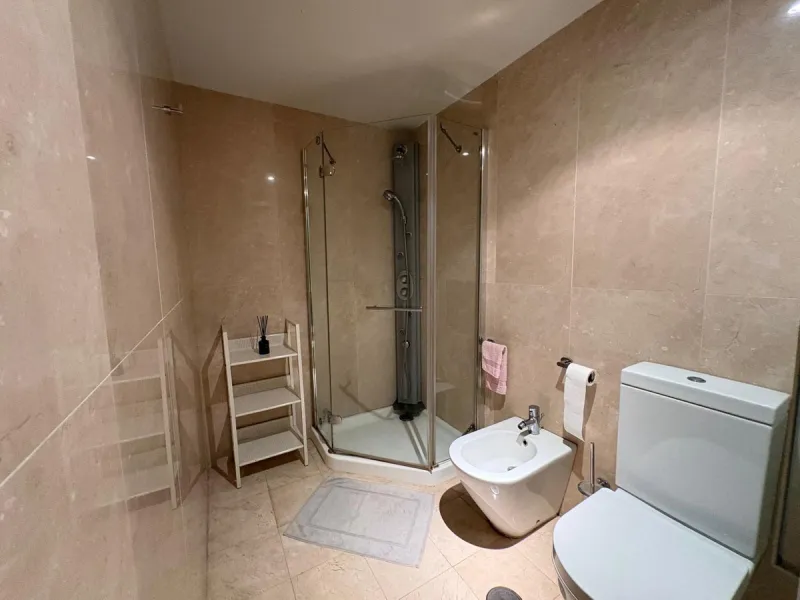Luxury middle floor apartment, located in amazing residencial complex, within walking distance to all services and the marina of Puerto Banus.