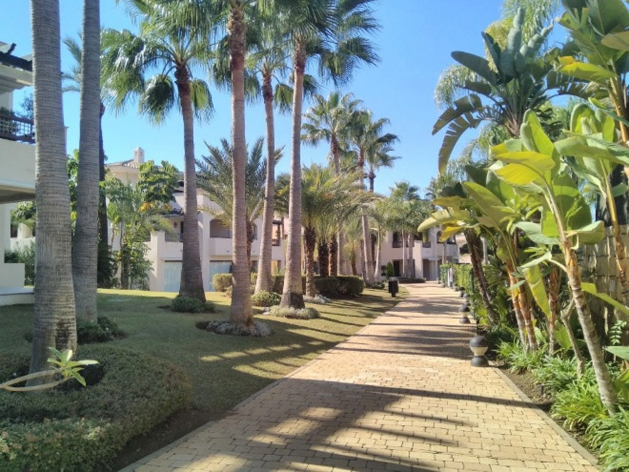 Luxury middle floor apartment, located in amazing residencial complex, within walking distance to all services and the marina of Puerto Banus.