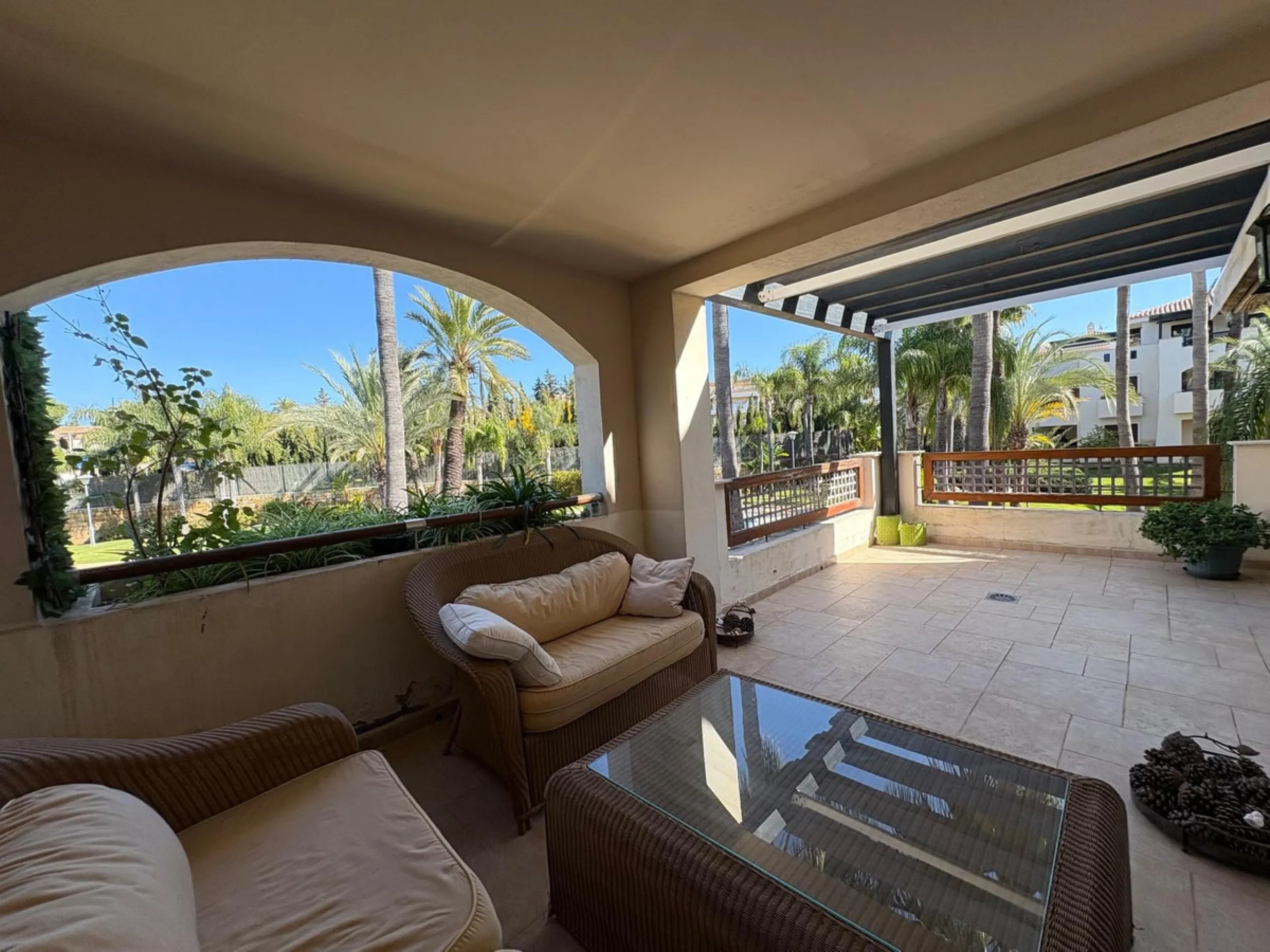 Luxury middle floor apartment, located in amazing residencial complex, within walking distance to all services and the marina of Puerto Banus.