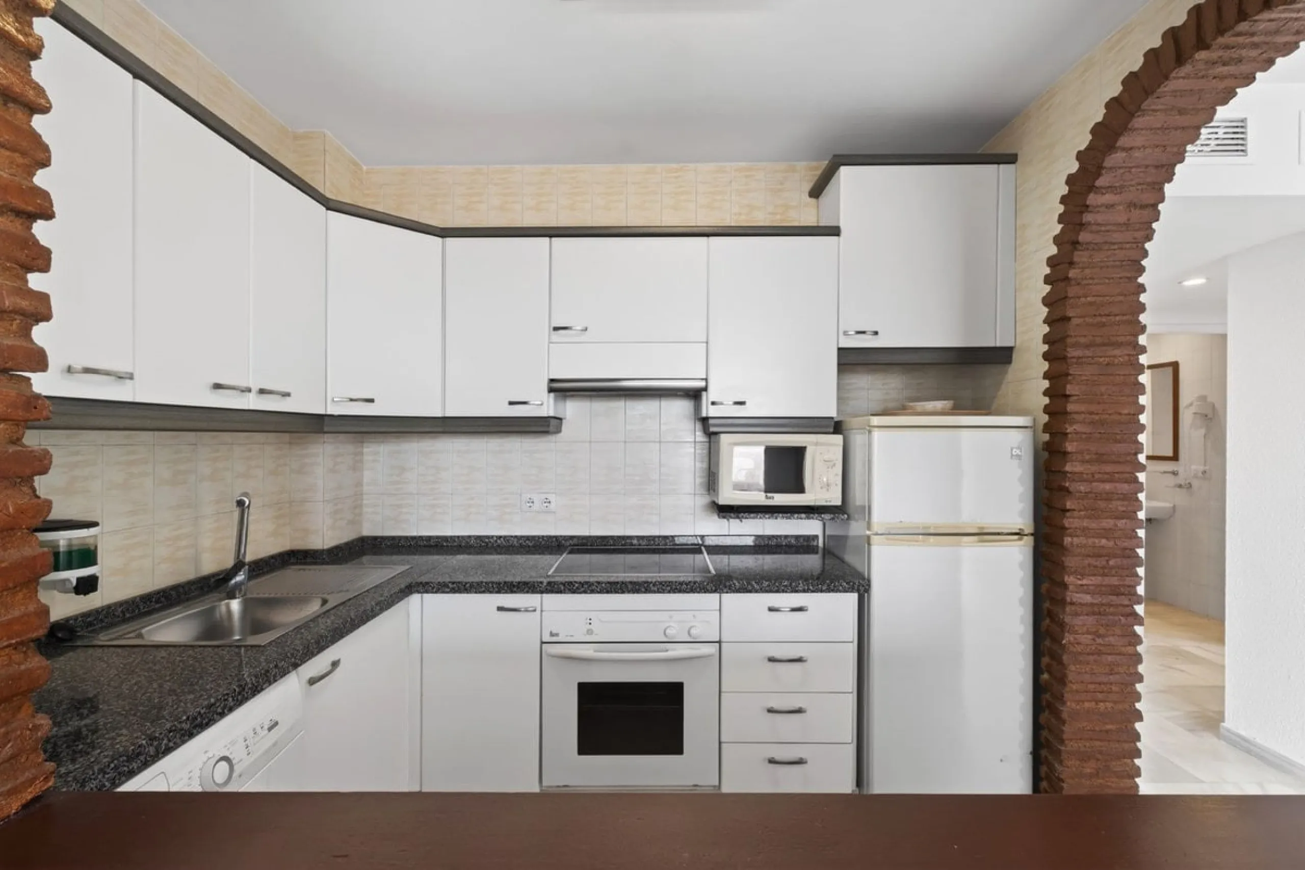 Welcome to this stunning 2-bedroom, 2-bathroom apartment in the heart of Calahonda! This prime example of modern living on the Costa del Sol offers a generous 93 sqm of living space, featuring two terraces with breathtaking views of the sea, garden, and c