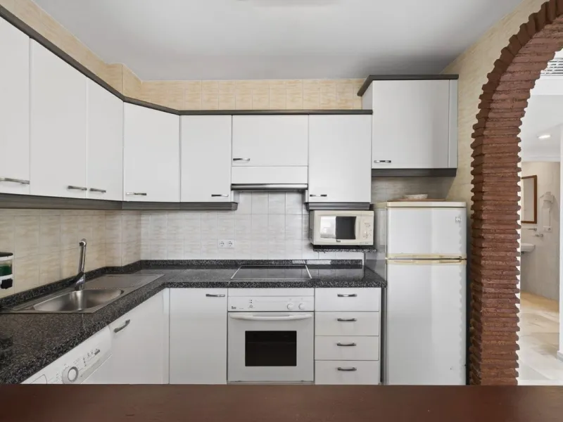 Welcome to this stunning 2-bedroom, 2-bathroom apartment in the heart of Calahonda! This prime example of modern living on the Costa del Sol offers a generous 93 sqm of living space, featuring two terraces with breathtaking views of the sea, garden, and c
