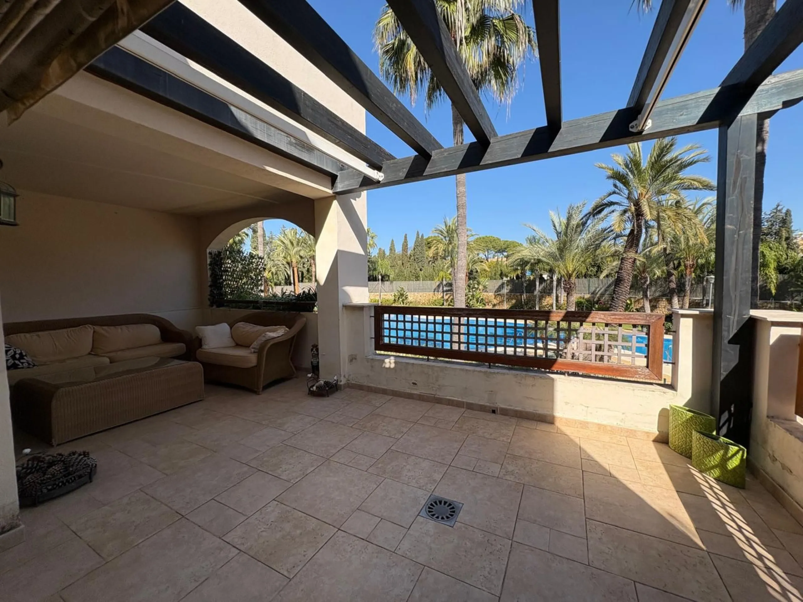 Luxury middle floor apartment, located in amazing residencial complex, within walking distance to all services and the marina of Puerto Banus.