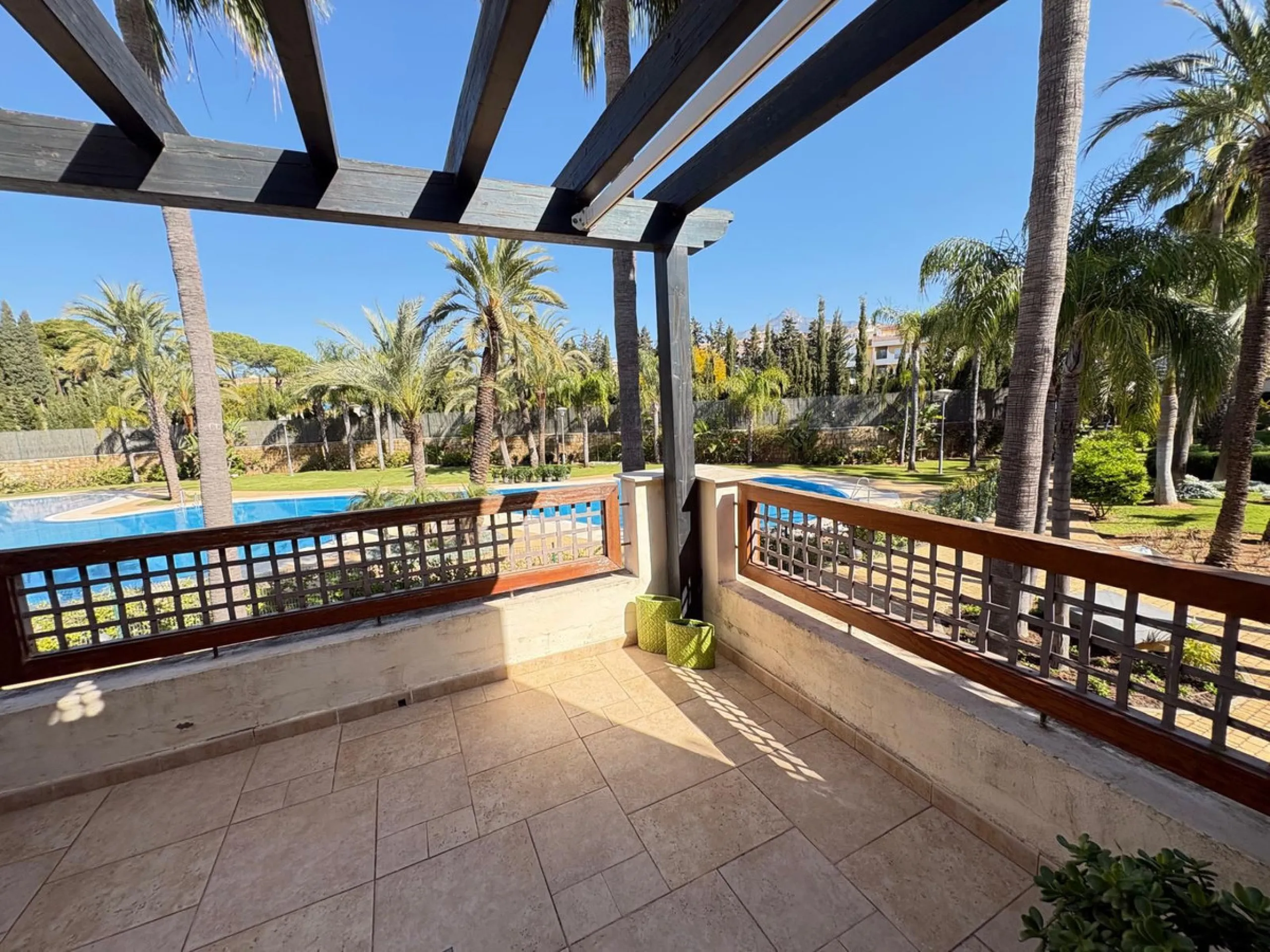 Luxury middle floor apartment, located in amazing residencial complex, within walking distance to all services and the marina of Puerto Banus.