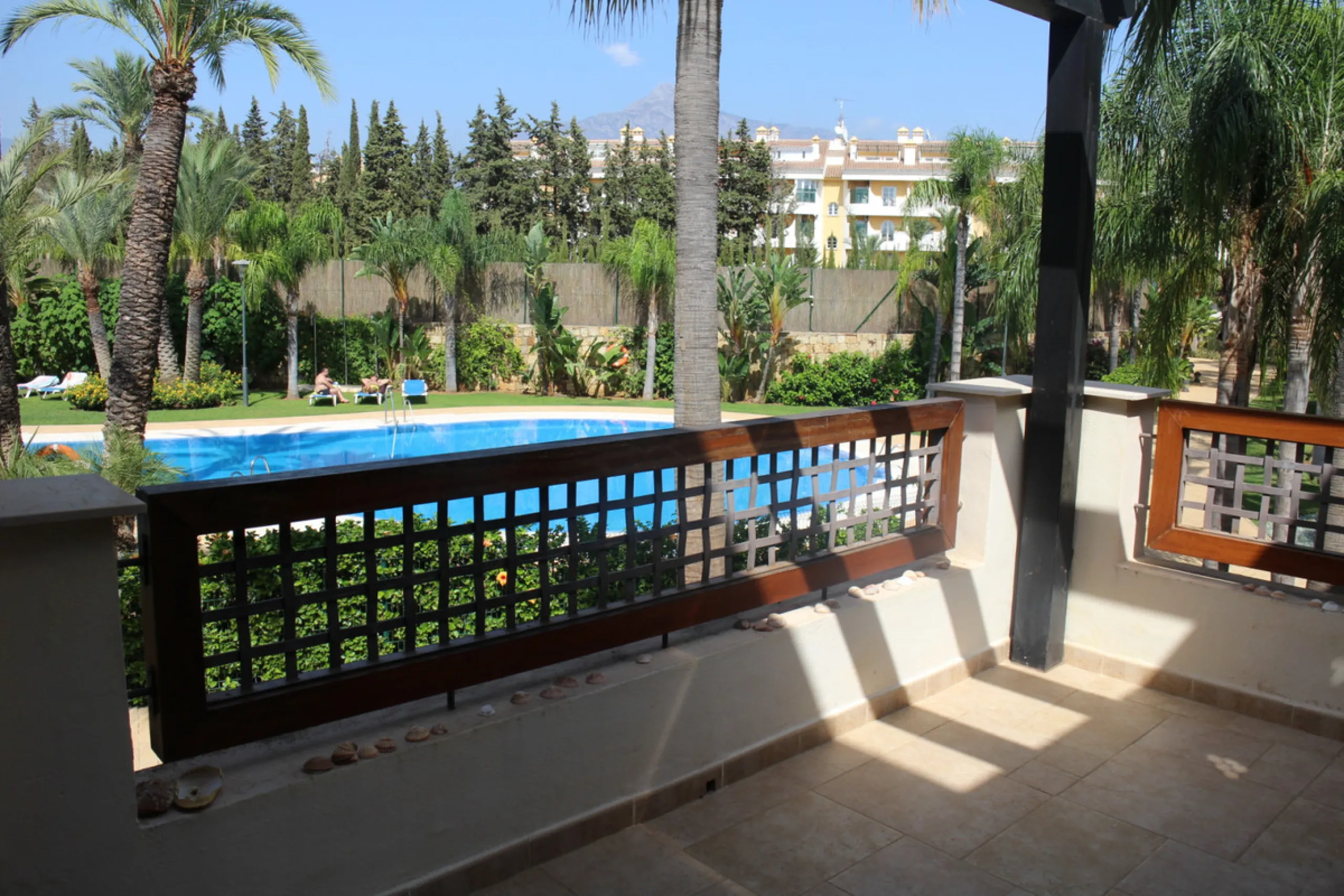Luxury middle floor apartment, located in amazing residencial complex, within walking distance to all services and the marina of Puerto Banus.