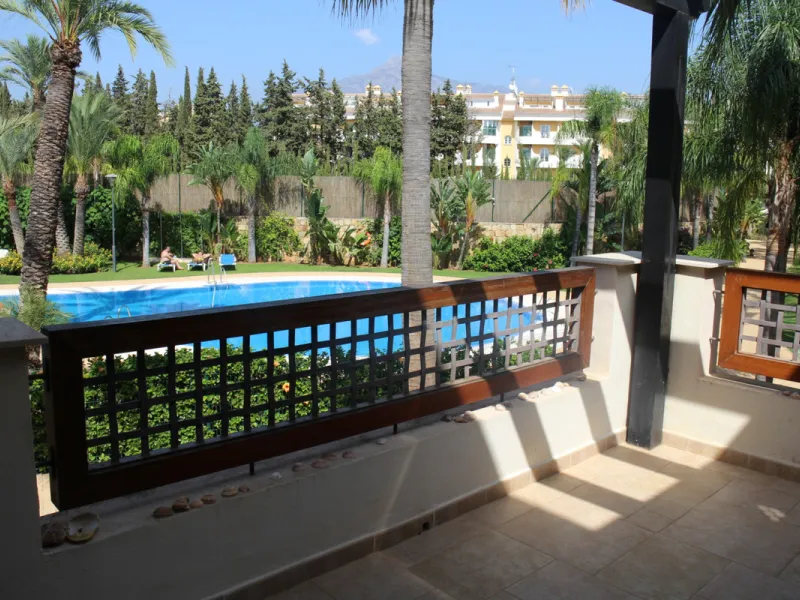 Luxury middle floor apartment, located in amazing residencial complex, within walking distance to all services and the marina of Puerto Banus.