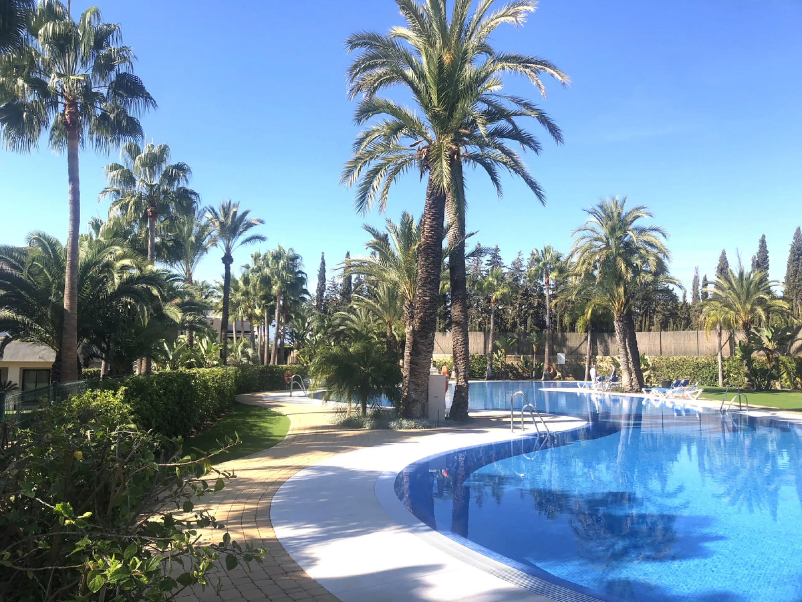 Luxury middle floor apartment, located in amazing residencial complex, within walking distance to all services and the marina of Puerto Banus.