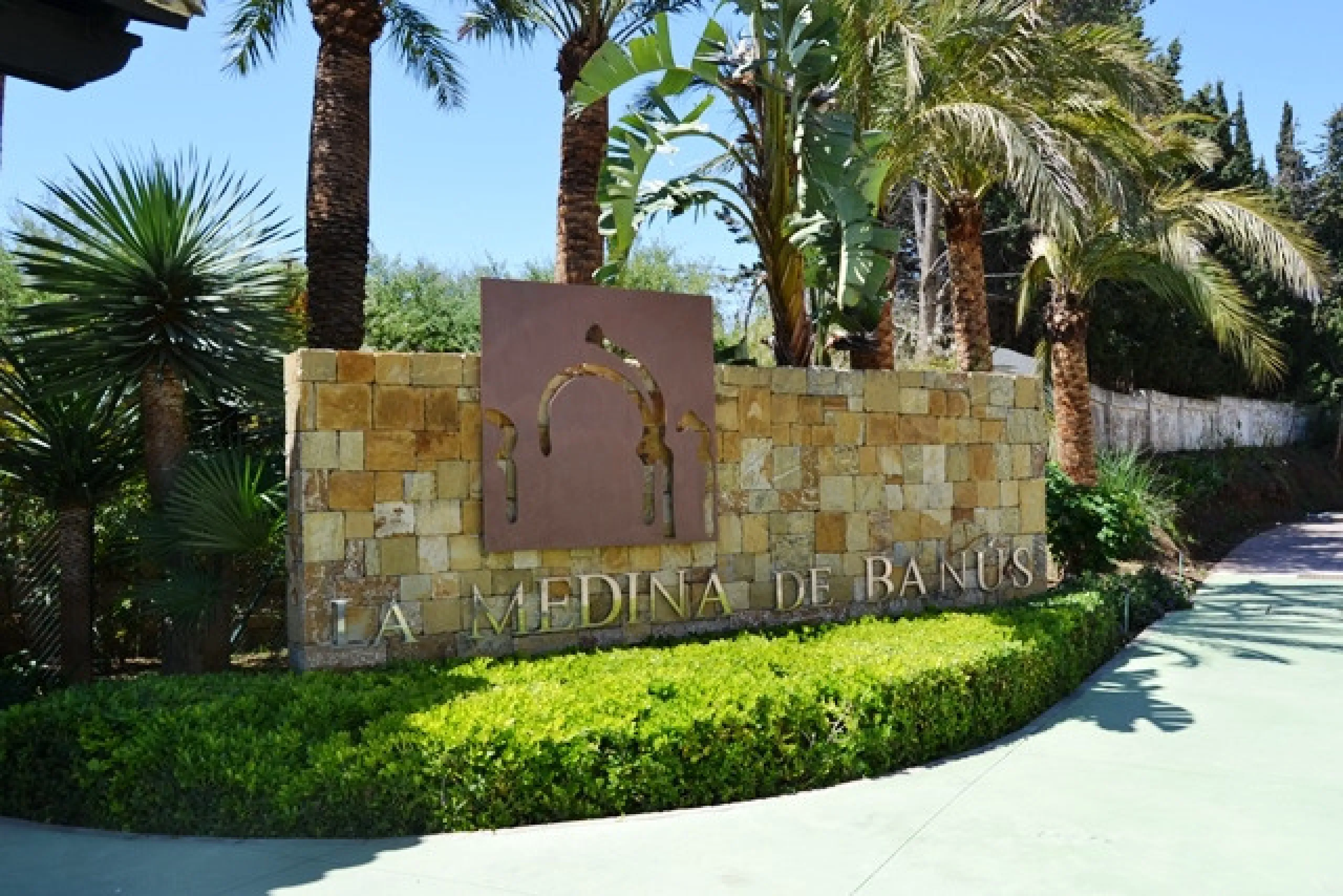 Luxury middle floor apartment, located in amazing residencial complex, within walking distance to all services and the marina of Puerto Banus.