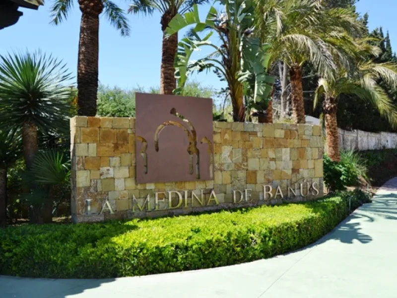 Luxury middle floor apartment, located in amazing residencial complex, within walking distance to all services and the marina of Puerto Banus.