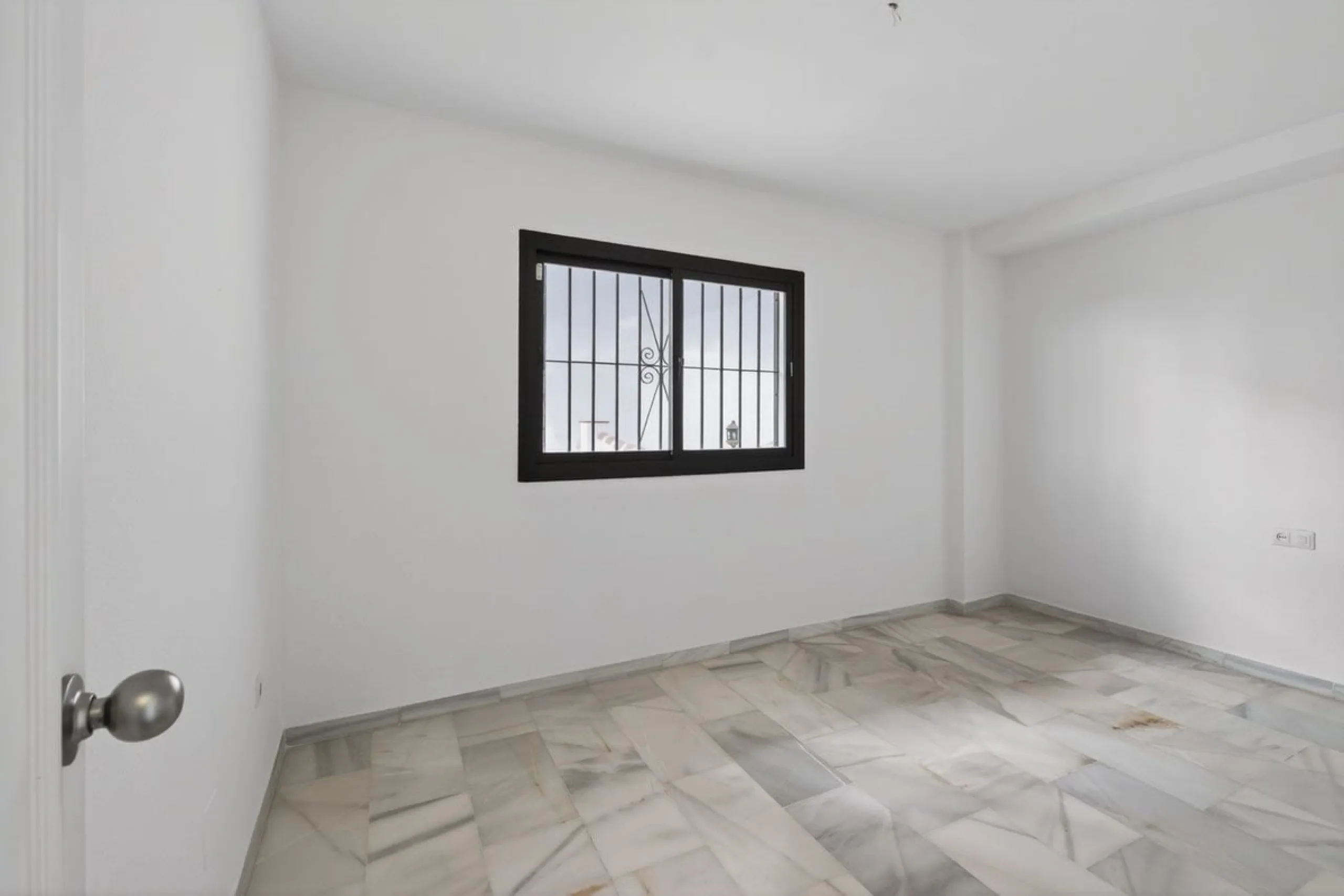 Welcome to this stunning 2-bedroom, 2-bathroom apartment in the heart of Calahonda! This prime example of modern living on the Costa del Sol offers a generous 93 sqm of living space, featuring two terraces with breathtaking views of the sea, garden, and c