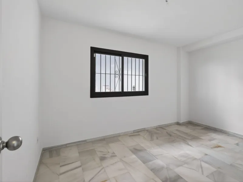 Welcome to this stunning 2-bedroom, 2-bathroom apartment in the heart of Calahonda! This prime example of modern living on the Costa del Sol offers a generous 93 sqm of living space, featuring two terraces with breathtaking views of the sea, garden, and c