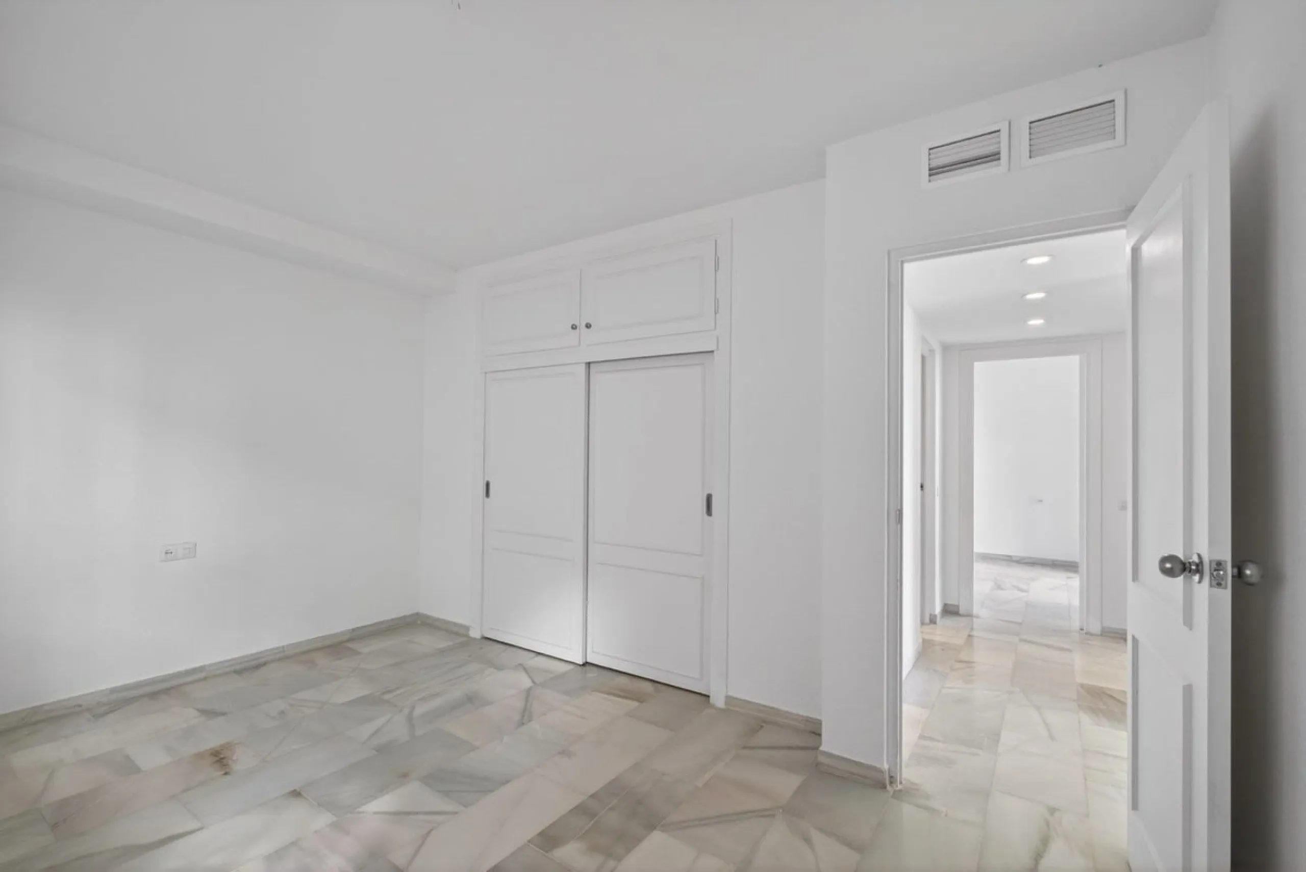 Welcome to this stunning 2-bedroom, 2-bathroom apartment in the heart of Calahonda! This prime example of modern living on the Costa del Sol offers a generous 93 sqm of living space, featuring two terraces with breathtaking views of the sea, garden, and c