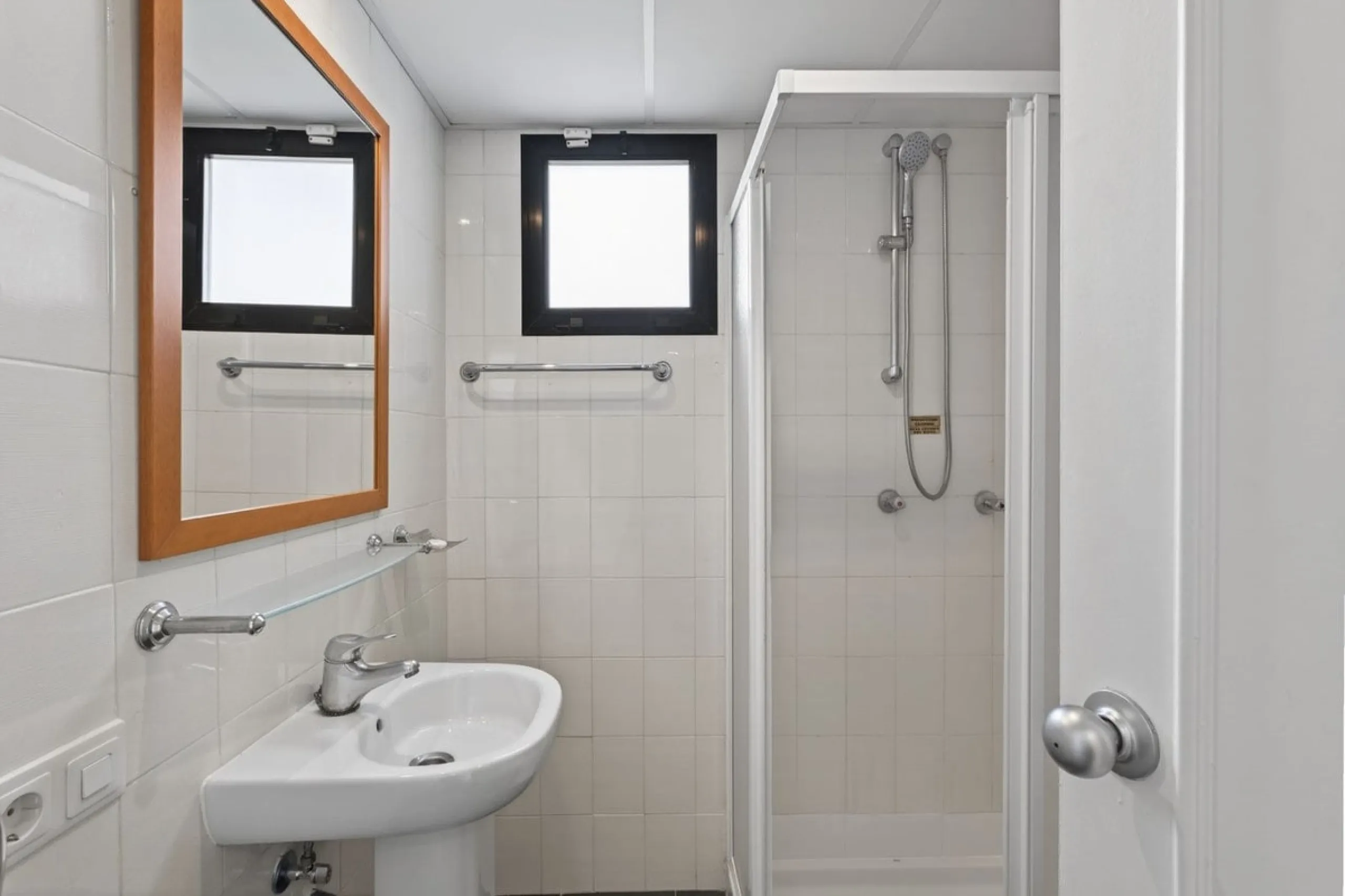Welcome to this stunning 2-bedroom, 2-bathroom apartment in the heart of Calahonda! This prime example of modern living on the Costa del Sol offers a generous 93 sqm of living space, featuring two terraces with breathtaking views of the sea, garden, and c