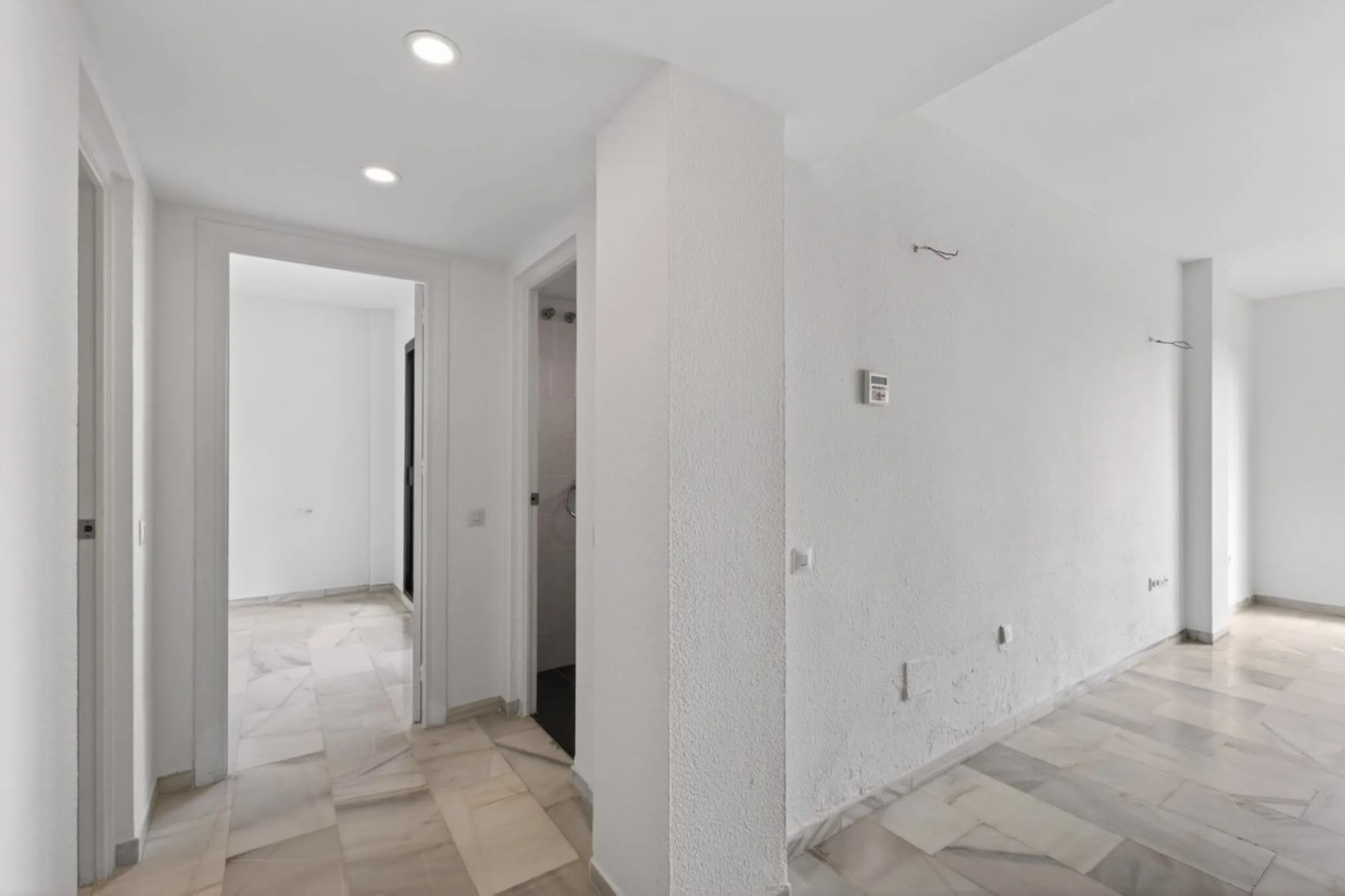 Welcome to this stunning 2-bedroom, 2-bathroom apartment in the heart of Calahonda! This prime example of modern living on the Costa del Sol offers a generous 93 sqm of living space, featuring two terraces with breathtaking views of the sea, garden, and c