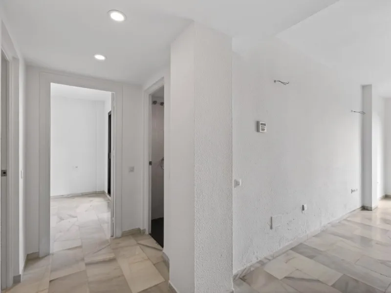 Welcome to this stunning 2-bedroom, 2-bathroom apartment in the heart of Calahonda! This prime example of modern living on the Costa del Sol offers a generous 93 sqm of living space, featuring two terraces with breathtaking views of the sea, garden, and c