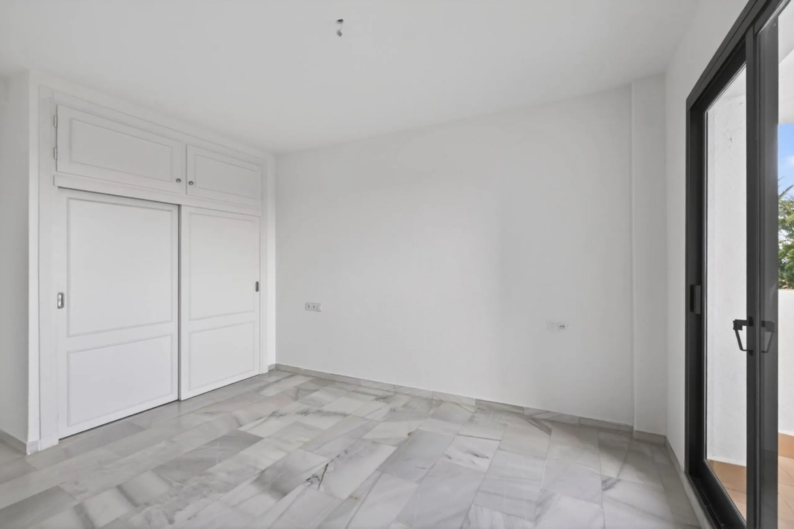 Welcome to this stunning 2-bedroom, 2-bathroom apartment in the heart of Calahonda! This prime example of modern living on the Costa del Sol offers a generous 93 sqm of living space, featuring two terraces with breathtaking views of the sea, garden, and c