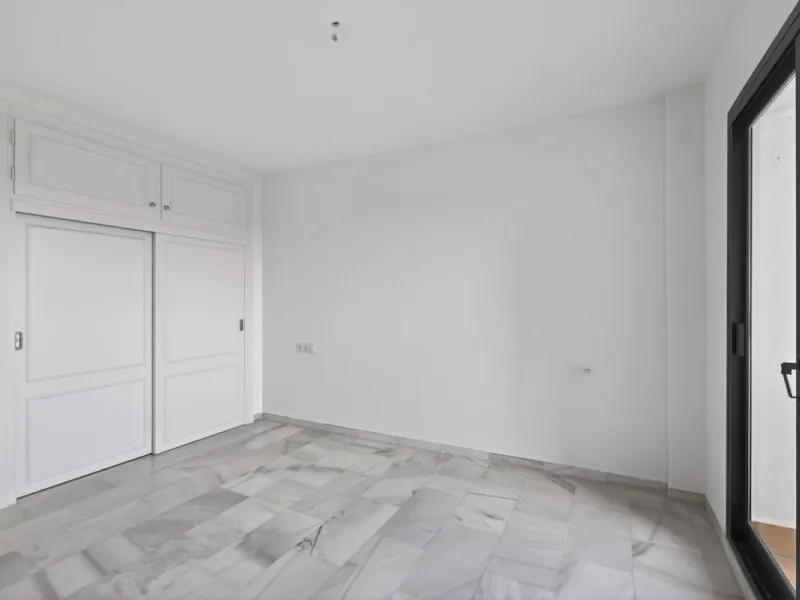 Welcome to this stunning 2-bedroom, 2-bathroom apartment in the heart of Calahonda! This prime example of modern living on the Costa del Sol offers a generous 93 sqm of living space, featuring two terraces with breathtaking views of the sea, garden, and c