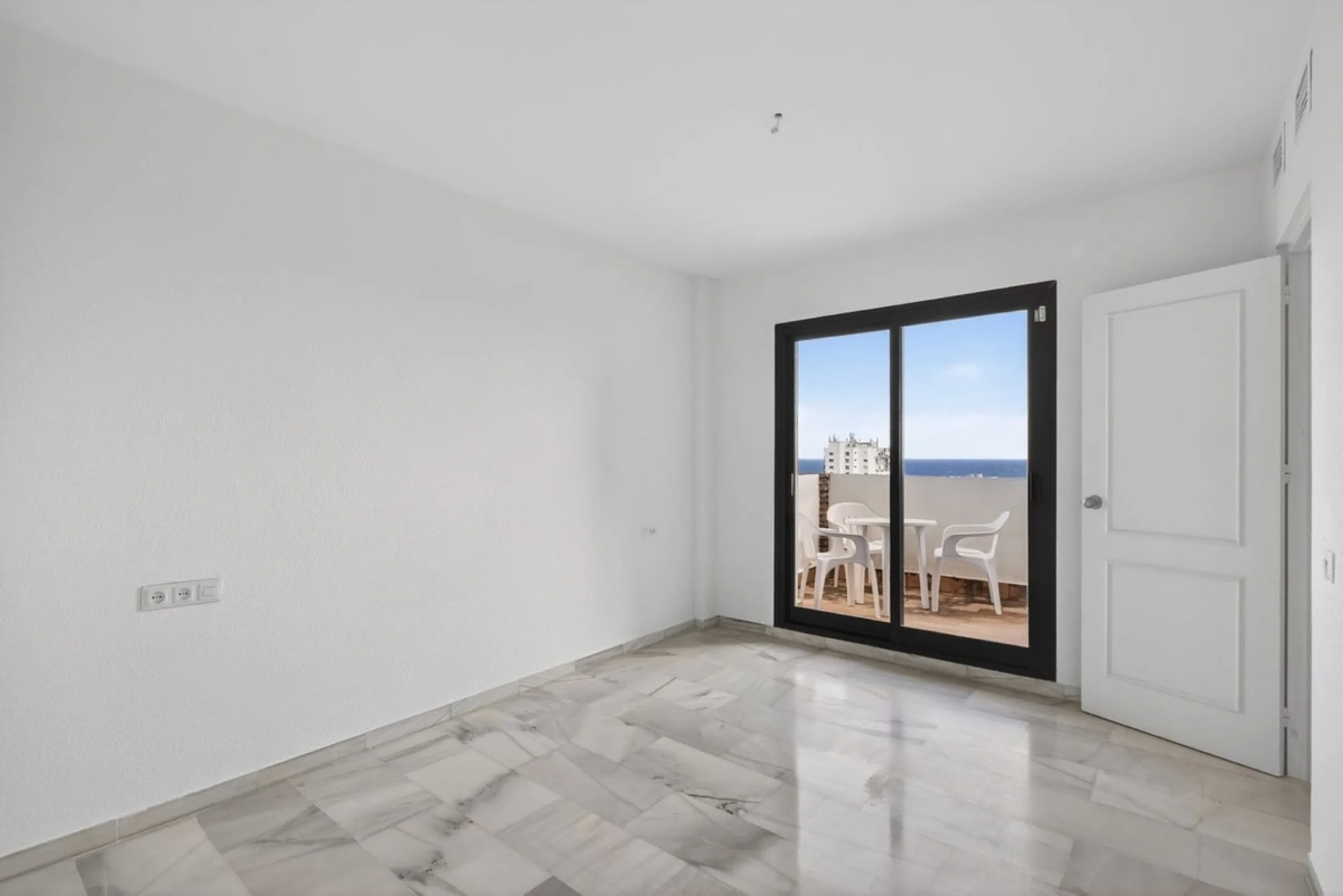 Welcome to this stunning 2-bedroom, 2-bathroom apartment in the heart of Calahonda! This prime example of modern living on the Costa del Sol offers a generous 93 sqm of living space, featuring two terraces with breathtaking views of the sea, garden, and c