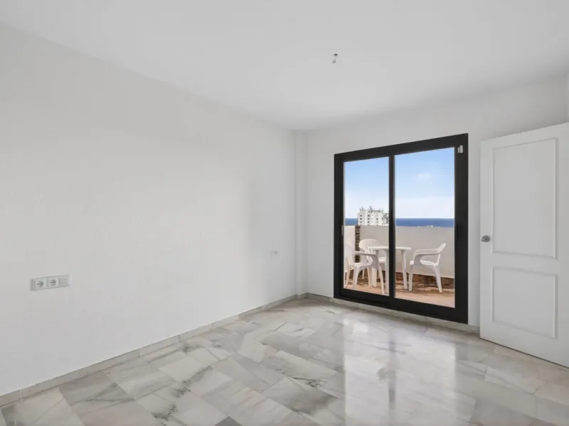 Welcome to this stunning 2-bedroom, 2-bathroom apartment in the heart of Calahonda! This prime example of modern living on the Costa del Sol offers a generous 93 sqm of living space, featuring two terraces with breathtaking views of the sea, garden, and c