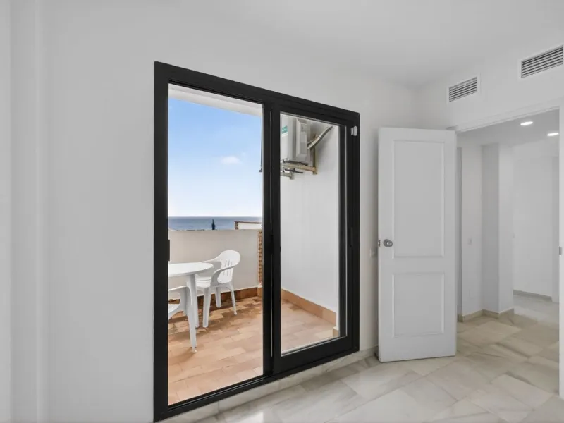 Welcome to this stunning 2-bedroom, 2-bathroom apartment in the heart of Calahonda! This prime example of modern living on the Costa del Sol offers a generous 93 sqm of living space, featuring two terraces with breathtaking views of the sea, garden, and c