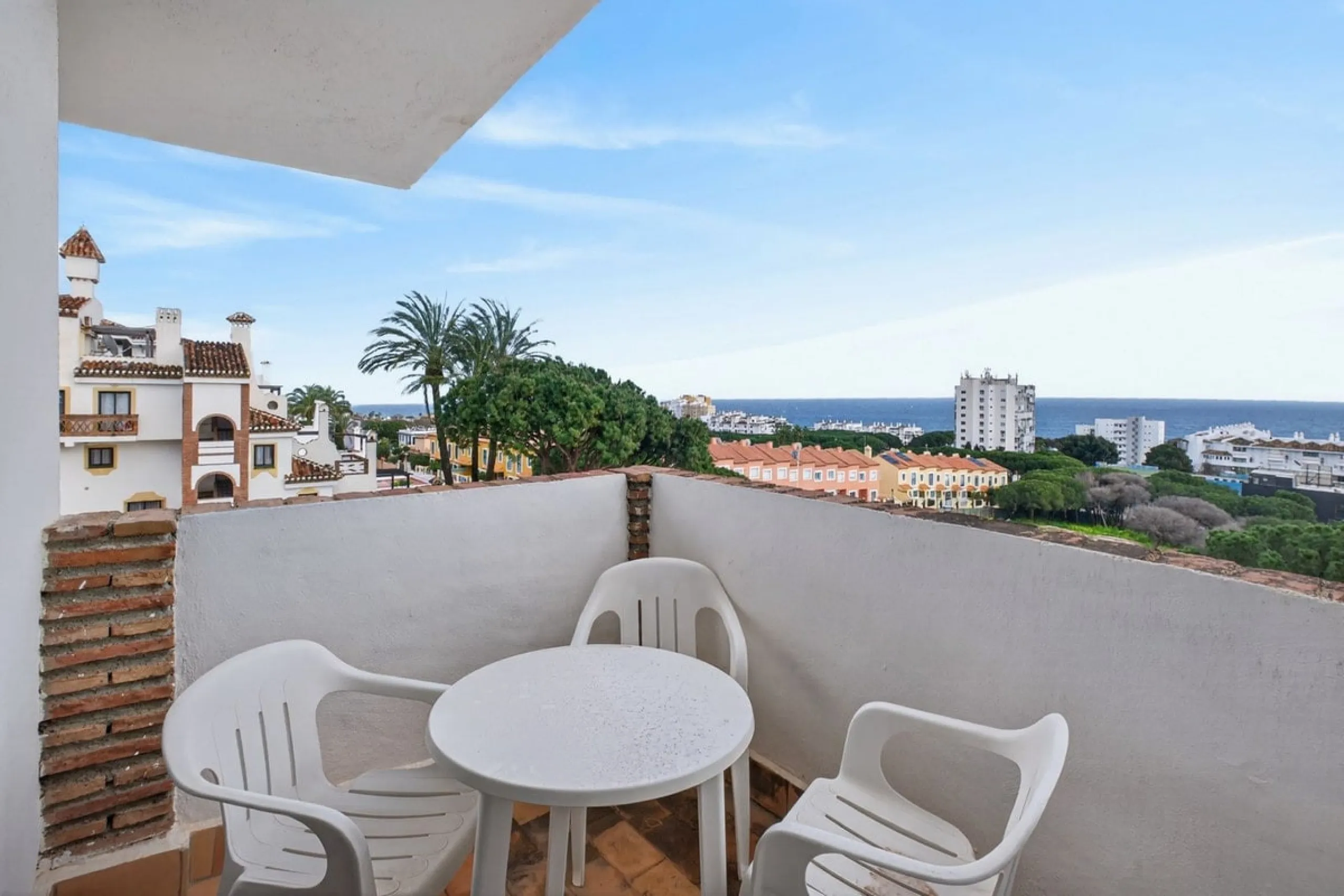 Welcome to this stunning 2-bedroom, 2-bathroom apartment in the heart of Calahonda! This prime example of modern living on the Costa del Sol offers a generous 93 sqm of living space, featuring two terraces with breathtaking views of the sea, garden, and c