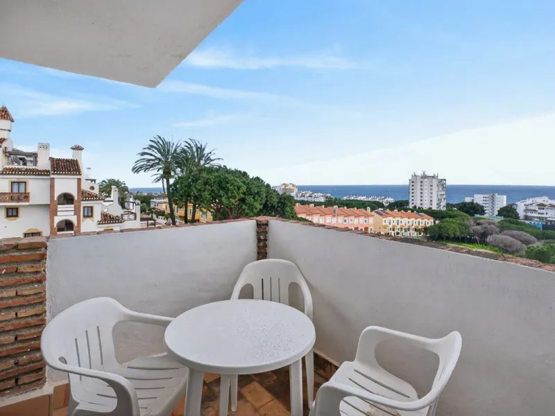 Welcome to this stunning 2-bedroom, 2-bathroom apartment in the heart of Calahonda! This prime example of modern living on the Costa del Sol offers a generous 93 sqm of living space, featuring two terraces with breathtaking views of the sea, garden, and c