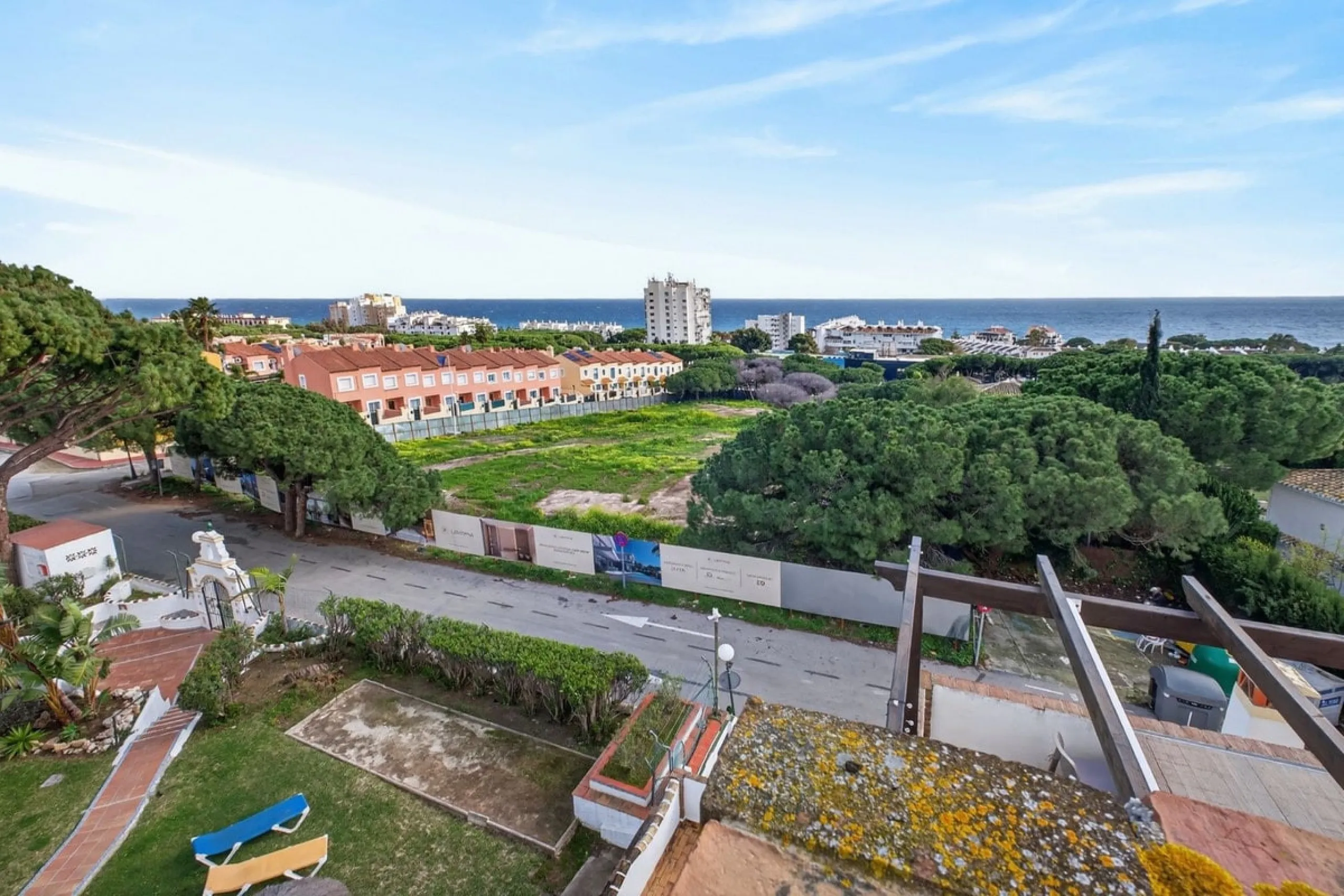 Welcome to this stunning 2-bedroom, 2-bathroom apartment in the heart of Calahonda! This prime example of modern living on the Costa del Sol offers a generous 93 sqm of living space, featuring two terraces with breathtaking views of the sea, garden, and c