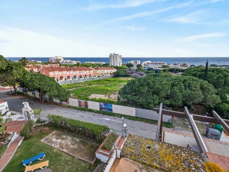 Welcome to this stunning 2-bedroom, 2-bathroom apartment in the heart of Calahonda! This prime example of modern living on the Costa del Sol offers a generous 93 sqm of living space, featuring two terraces with breathtaking views of the sea, garden, and c