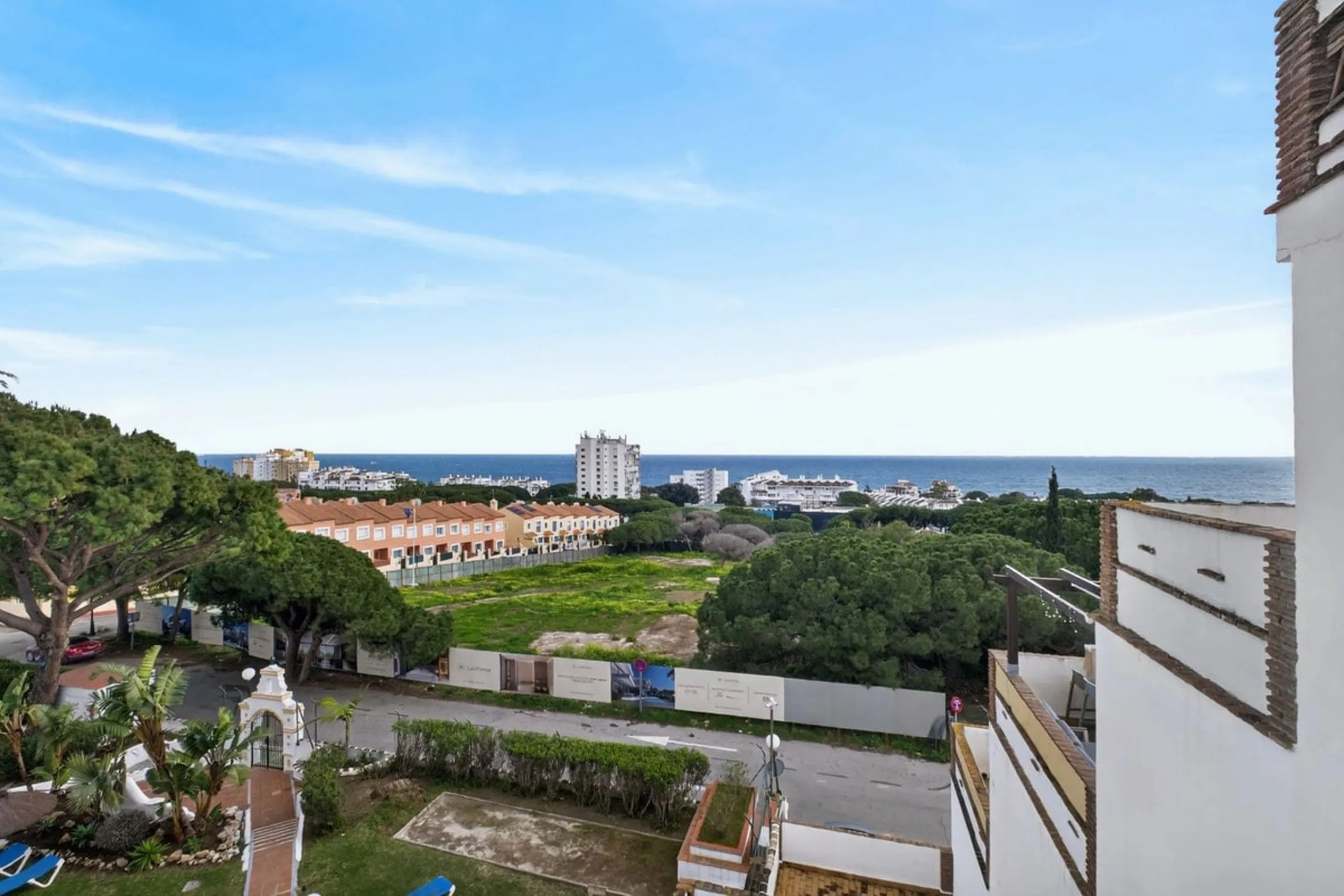Welcome to this stunning 2-bedroom, 2-bathroom apartment in the heart of Calahonda! This prime example of modern living on the Costa del Sol offers a generous 93 sqm of living space, featuring two terraces with breathtaking views of the sea, garden, and c
