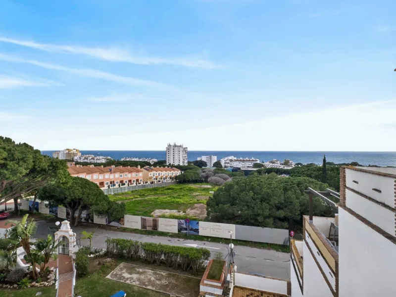 Welcome to this stunning 2-bedroom, 2-bathroom apartment in the heart of Calahonda! This prime example of modern living on the Costa del Sol offers a generous 93 sqm of living space, featuring two terraces with breathtaking views of the sea, garden, and c