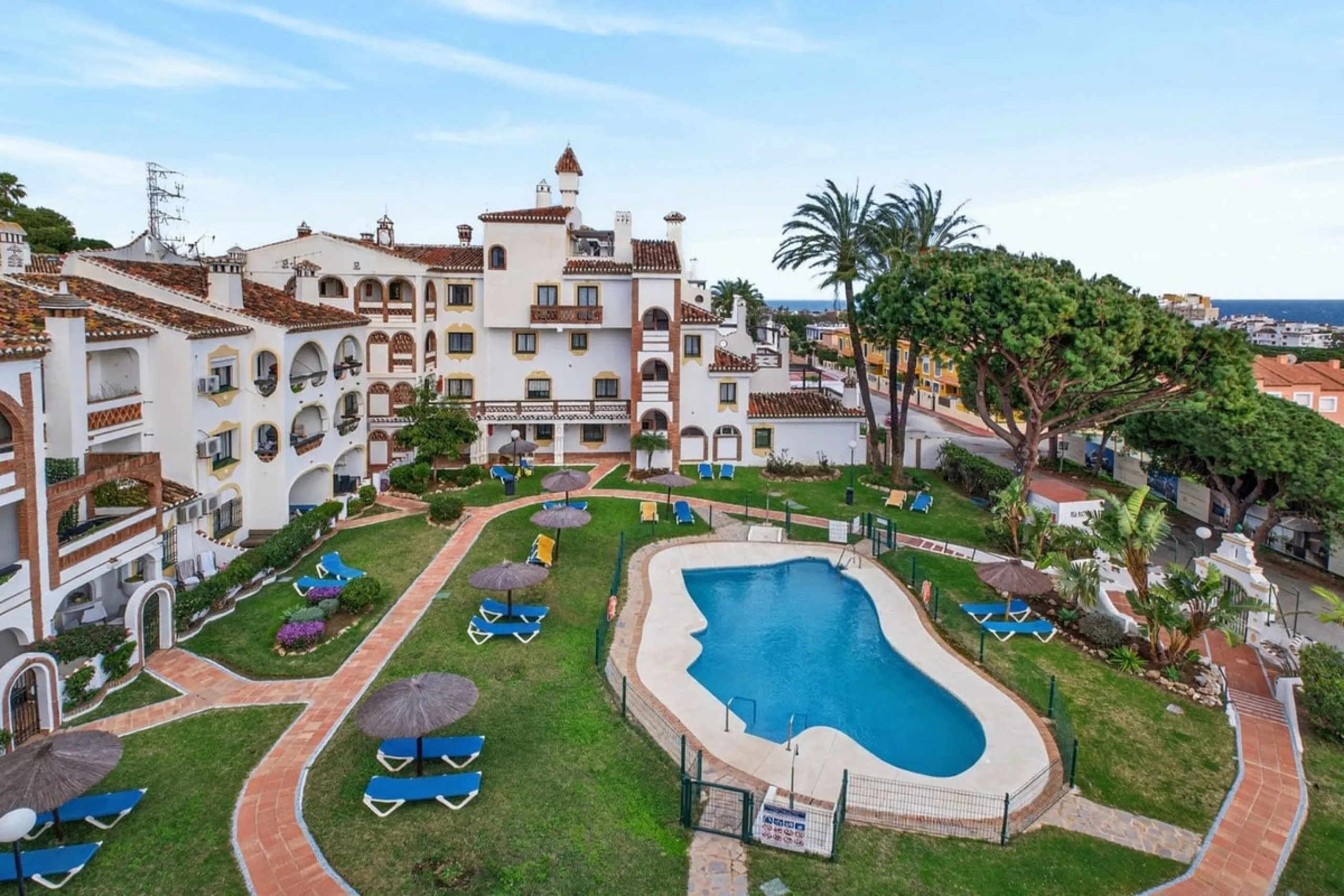 Welcome to this stunning 2-bedroom, 2-bathroom apartment in the heart of Calahonda! This prime example of modern living on the Costa del Sol offers a generous 93 sqm of living space, featuring two terraces with breathtaking views of the sea, garden, and c