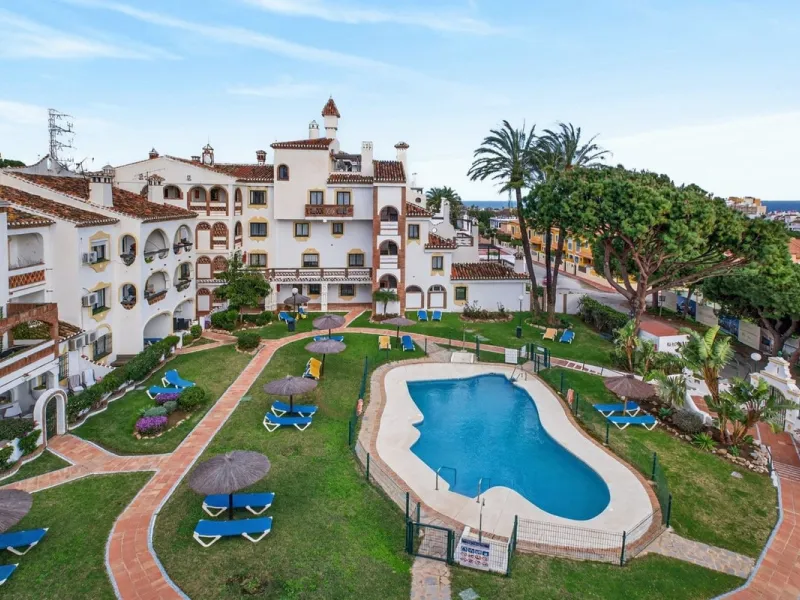 Welcome to this stunning 2-bedroom, 2-bathroom apartment in the heart of Calahonda! This prime example of modern living on the Costa del Sol offers a generous 93 sqm of living space, featuring two terraces with breathtaking views of the sea, garden, and c