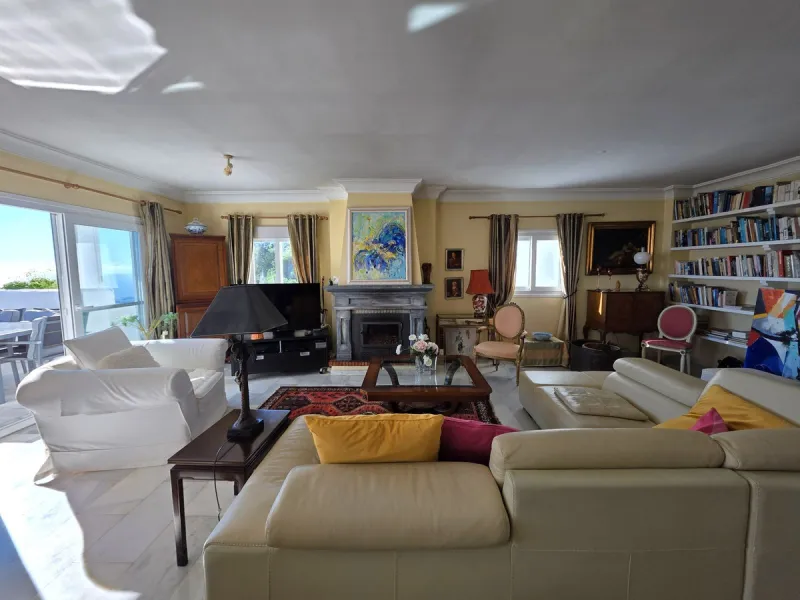 BREATHTAKING SEA VIEWS from every corner of this apartment!!!