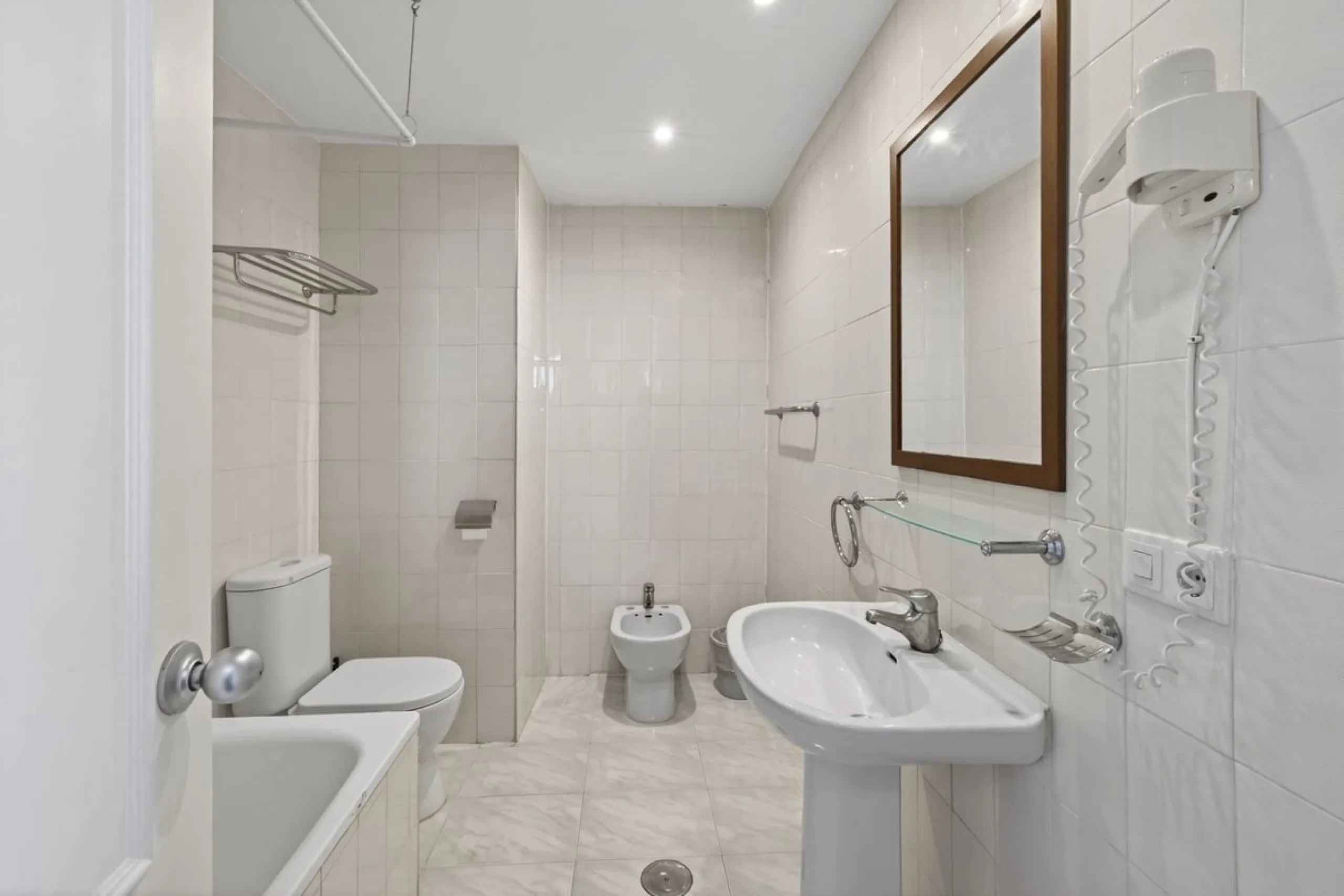 Welcome to this stunning 2-bedroom, 2-bathroom apartment in the heart of Calahonda! This prime example of modern living on the Costa del Sol offers a generous 93 sqm of living space, featuring two terraces with breathtaking views of the sea, garden, and c