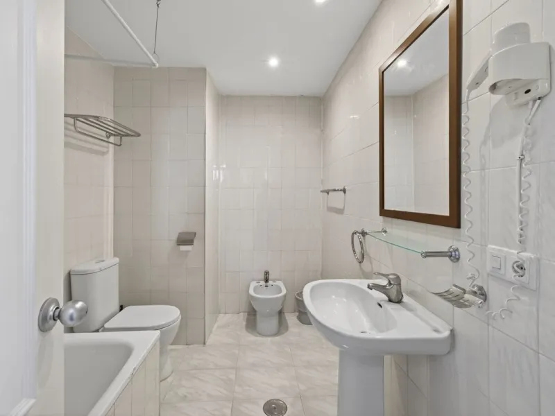 Welcome to this stunning 2-bedroom, 2-bathroom apartment in the heart of Calahonda! This prime example of modern living on the Costa del Sol offers a generous 93 sqm of living space, featuring two terraces with breathtaking views of the sea, garden, and c