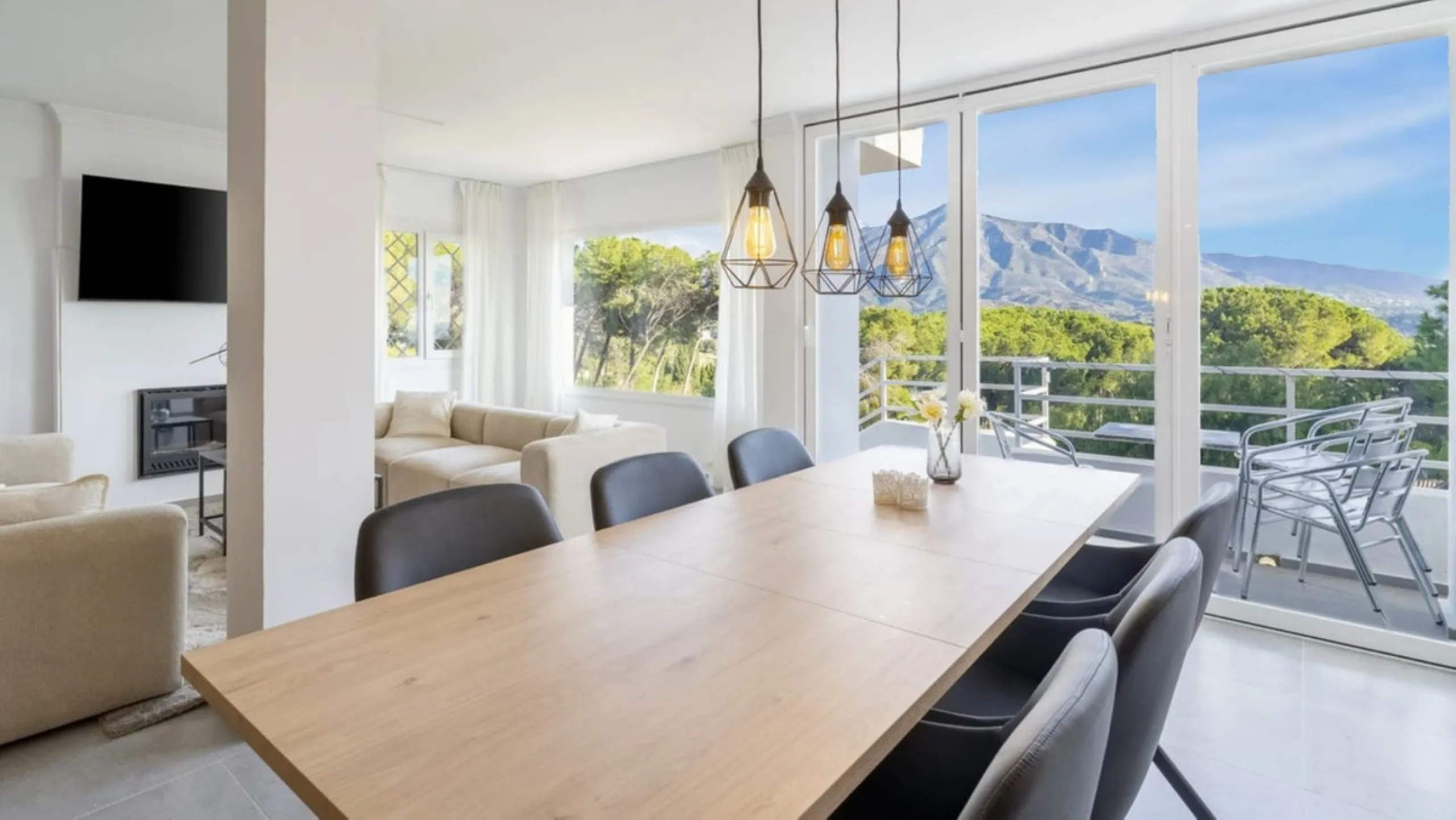 Newly renovated duplex apartment with stunning sea and mountain views in Nueva Andalucía.