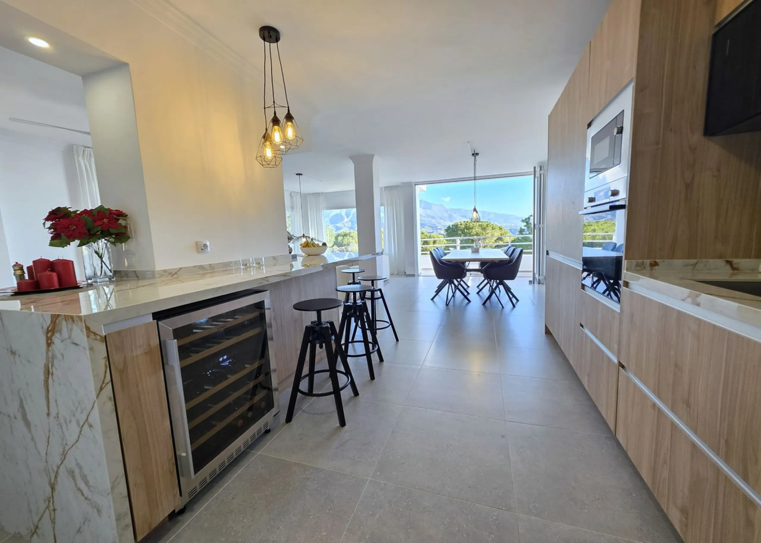 Newly renovated duplex apartment with stunning sea and mountain views in Nueva Andalucía.