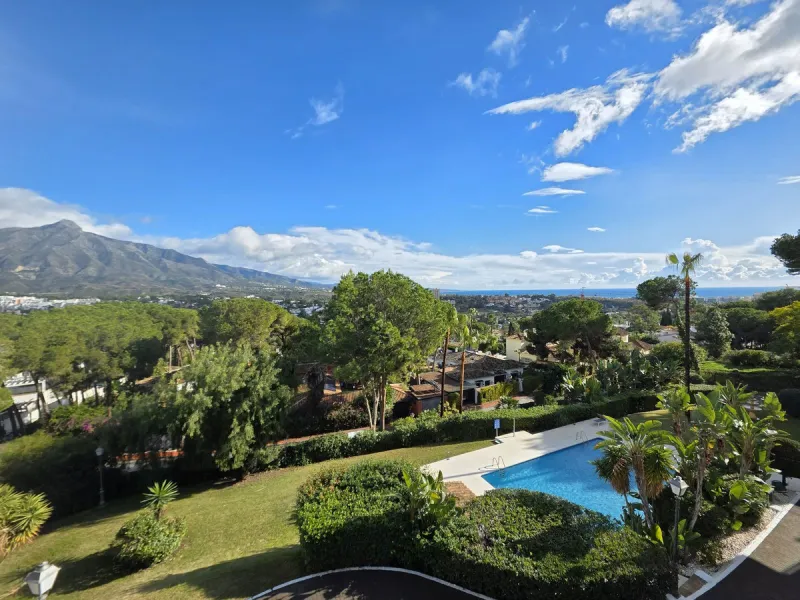Newly renovated duplex apartment with stunning sea and mountain views in Nueva Andalucía.