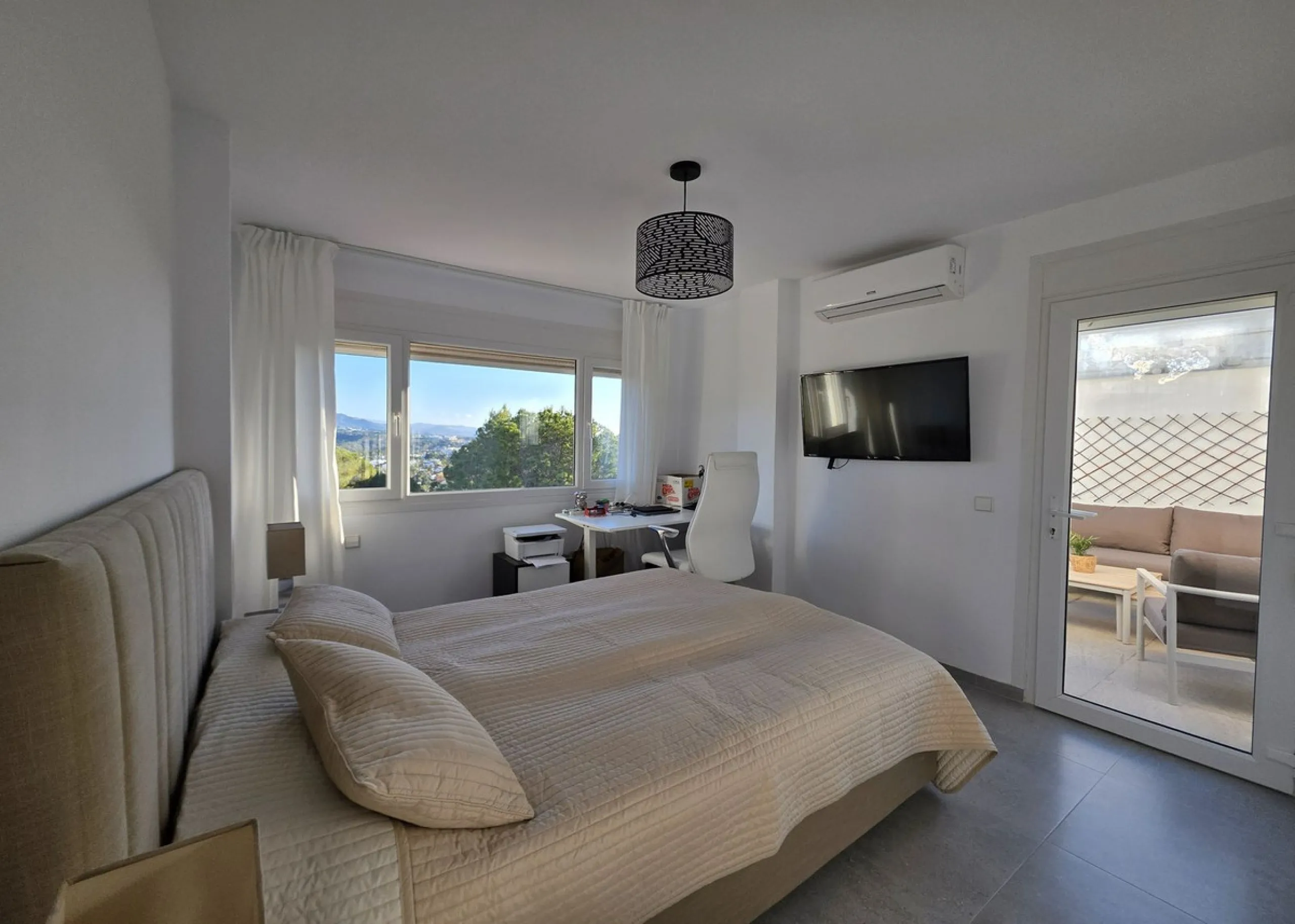 Newly renovated duplex apartment with stunning sea and mountain views in Nueva Andalucía.