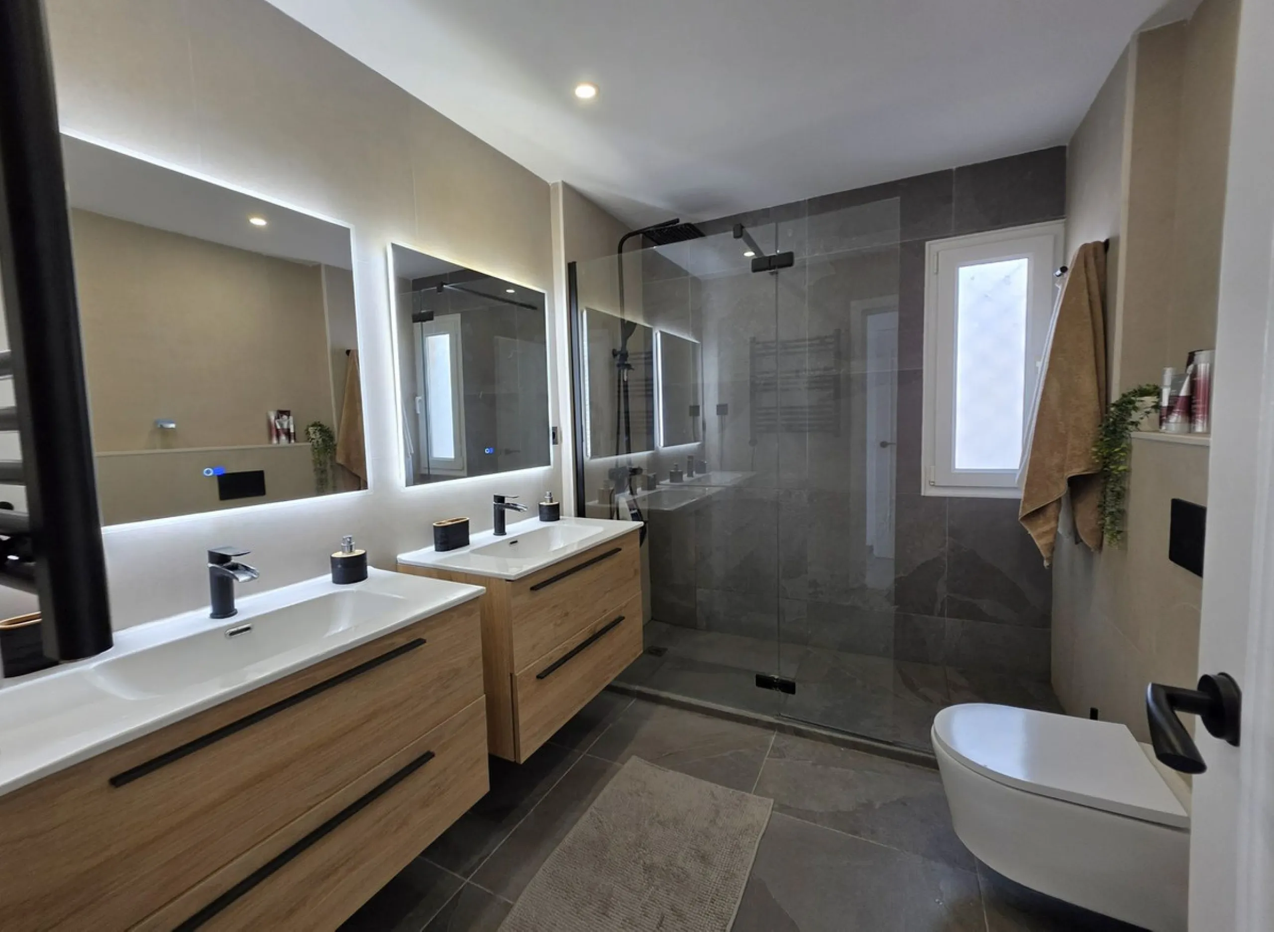 Newly renovated duplex apartment with stunning sea and mountain views in Nueva Andalucía.